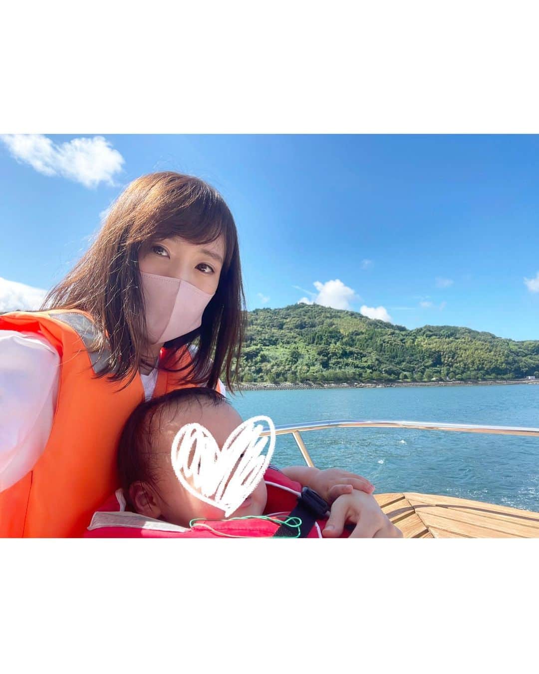 小林真由のインスタグラム：「天草でイルカウォッチング🐬 ⁡ イルカたちを間近で見られて贅沢ー！！と子供にしっかり見せたい親、 10分くらいしたらもうok😆戻ろう！と言い始める子供。 周りを見たらどの家族もそんな感じで笑っちゃった。 昔ロスで娘にクジラを見せに行った時も娘は全然分かってなかったなぁ。笑　親だけ必死！ ⁡ ⁡ライフジャケットが嫌で大暴れな息子でした。 #ファッション #コーデ #ママコーデ #女の子ママ #男の子ママ #ママライフ #コーディネート #３歳 #２歳 #ベビー #二人育児 #熊本 #天草 #イルカウォッチング #旅行 #家族旅行 #子連れ旅行 #国内旅行」