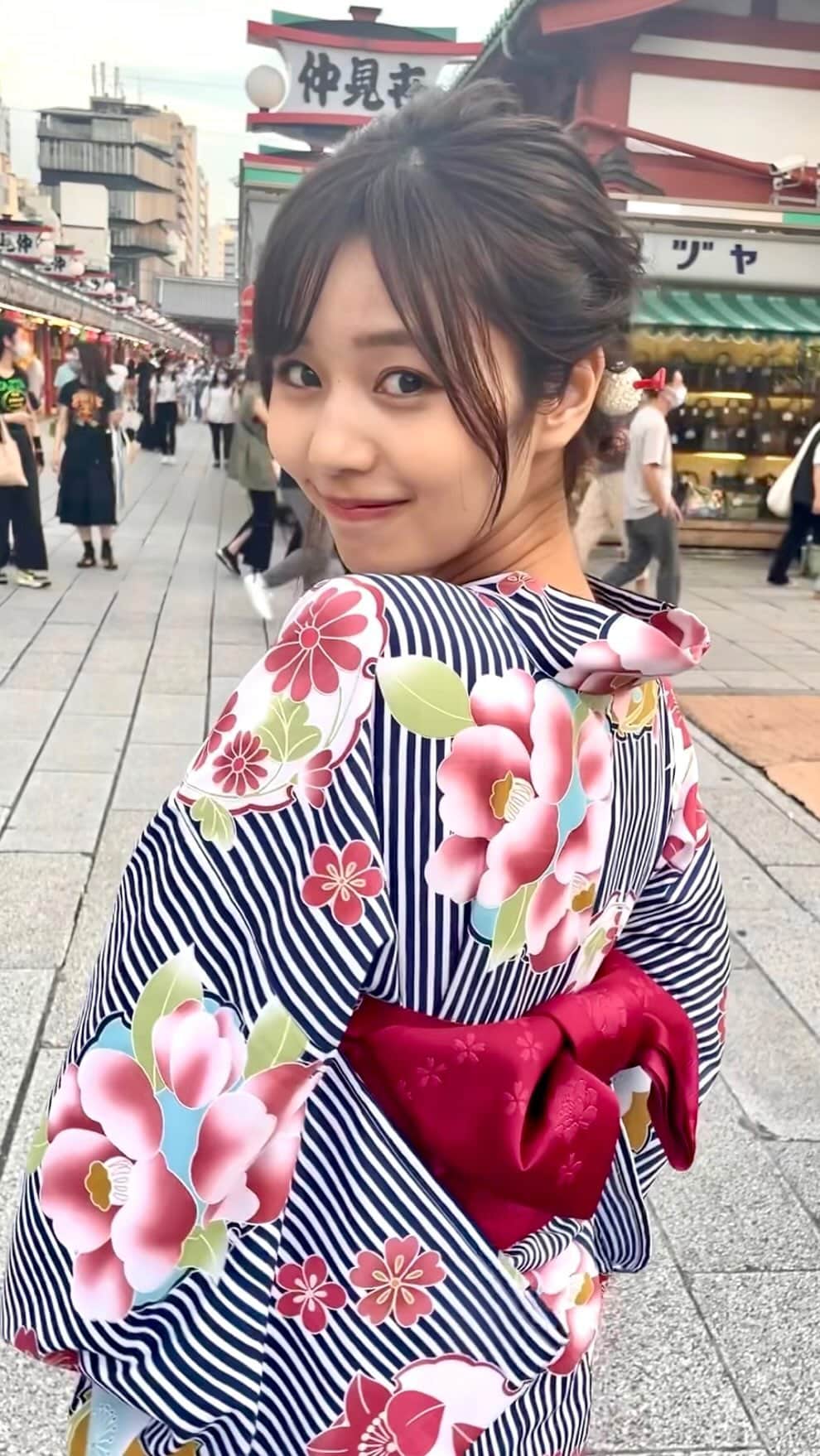 杉浦みずきのインスタグラム：「浴衣デート〜💗さくらと！笑　浴衣着たの3年ぶりだ🤣  #浴衣 #浴衣ヘア #浴衣ヘアアレンジ #浅草 #浅草グルメ #浅草カフェ」