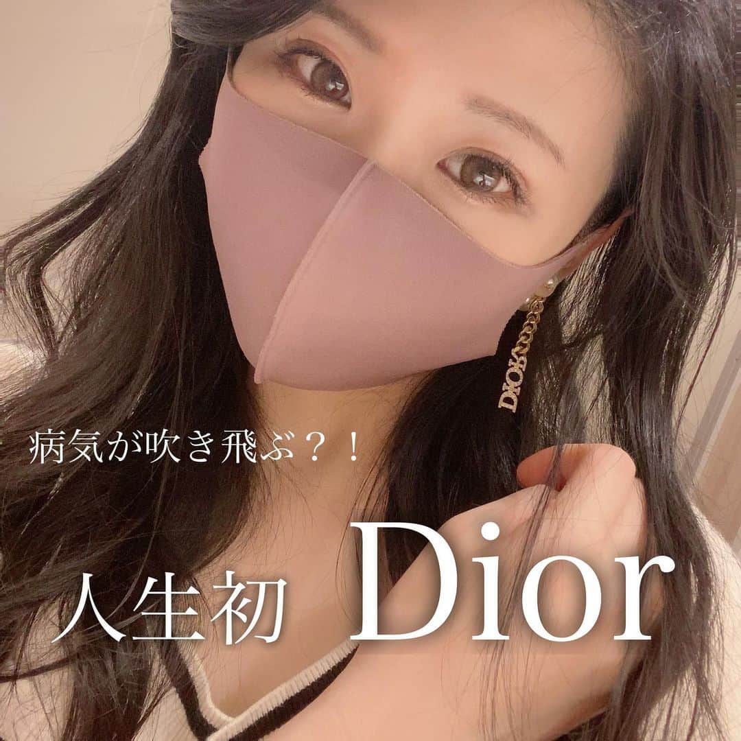 のインスタグラム：「ライバーをやってきた中でも 楽曲イベント勝ち取った時くらいに嬉しかったDiorのピアス🤍 みんなとの思い出があるから 余計に大切だよね🥹 やっとインスタに投稿できました！！ ほんっっっっとに気に入ってます、見るたび、わあ、かわいいピアスー ってなる🥹☺️  ありがとう🥹  またあんなふうな、みんなで コメントで話したり、 何歌う？って、1時間あっというまな幸せ配信 絶対しようね！  #Dior #Diorピアス #初めてブランドのピアス #宝物 #LINELIVE」