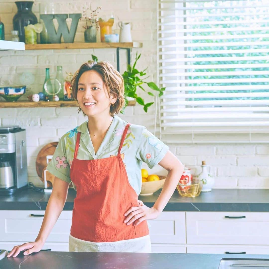 暮らしニスタさんのインスタグラム写真 - (暮らしニスタInstagram)「和田明日香さん食エッセイ【地味ごはん日記】。8月は 「長女の「沖縄料理」研究に思うこと。夏休みはオリオンビール＆BEGINとともに」 です。ハイライトからぜひご覧ください✨  書籍『10年かかって地味ごはん。』も大好評発売中です！  @askawada  @taka_ustes   #暮らしニスタ #暮らし #キッチン #料理 #地味ごはん #沖縄 #沖縄料理 #ゴーヤチャンプルー #和田明日香 さん #地味ごはん日記 #暮らしを楽しむ #暮らしを整える #男の子ママ #女の子ママ #すっきり暮らす #暮らしのアイデア #暮らしの記録 #丁寧な暮らし #暮らしの知恵 #シンプルな暮らし #シンプルライフ #kurashinista」8月27日 18時59分 - kurashinista