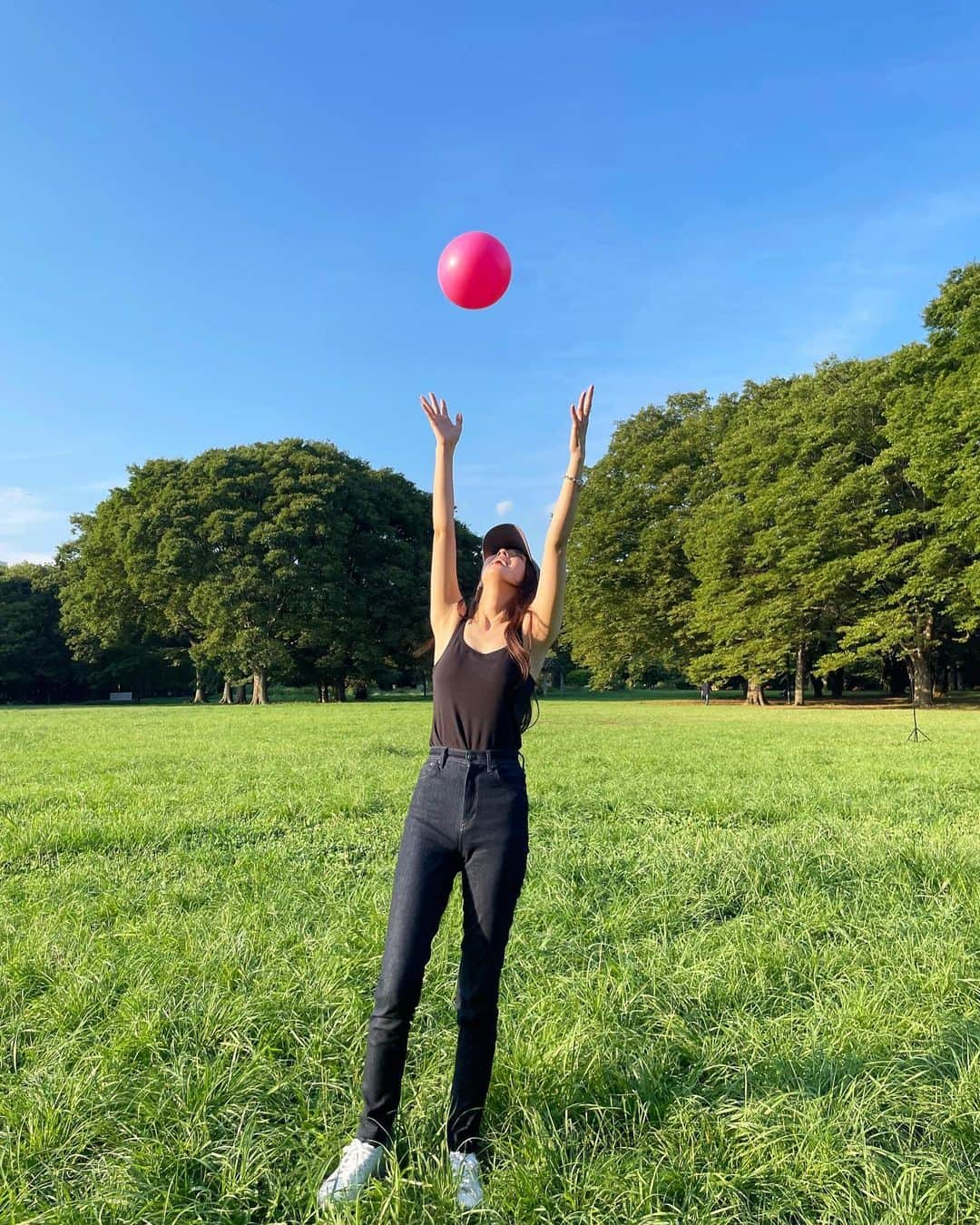 柳ゆり菜さんのインスタグラム写真 - (柳ゆり菜Instagram)「公園で遊んできました🌳🌳  最近の休みの日は、 基本、姉家族と過ごしています。 暖かい時間を一緒に過ごせるのが 楽しくて楽しくて(笑) つい会いに行ってしまう😂  この日に履いたyanukのデニムが、 スキニーなのにびっくりする程柔らかくて、 ノンストレスなので姪っ子との公園デビューに最高でした🙆‍♀️🙆‍♀️ 最後の写真のようなガニ股が できちゃうんだもんなぁ(笑)  さ、たっぷり遊んだので、 切り替えて台本やります。」8月27日 19時01分 - yurinayanagi__