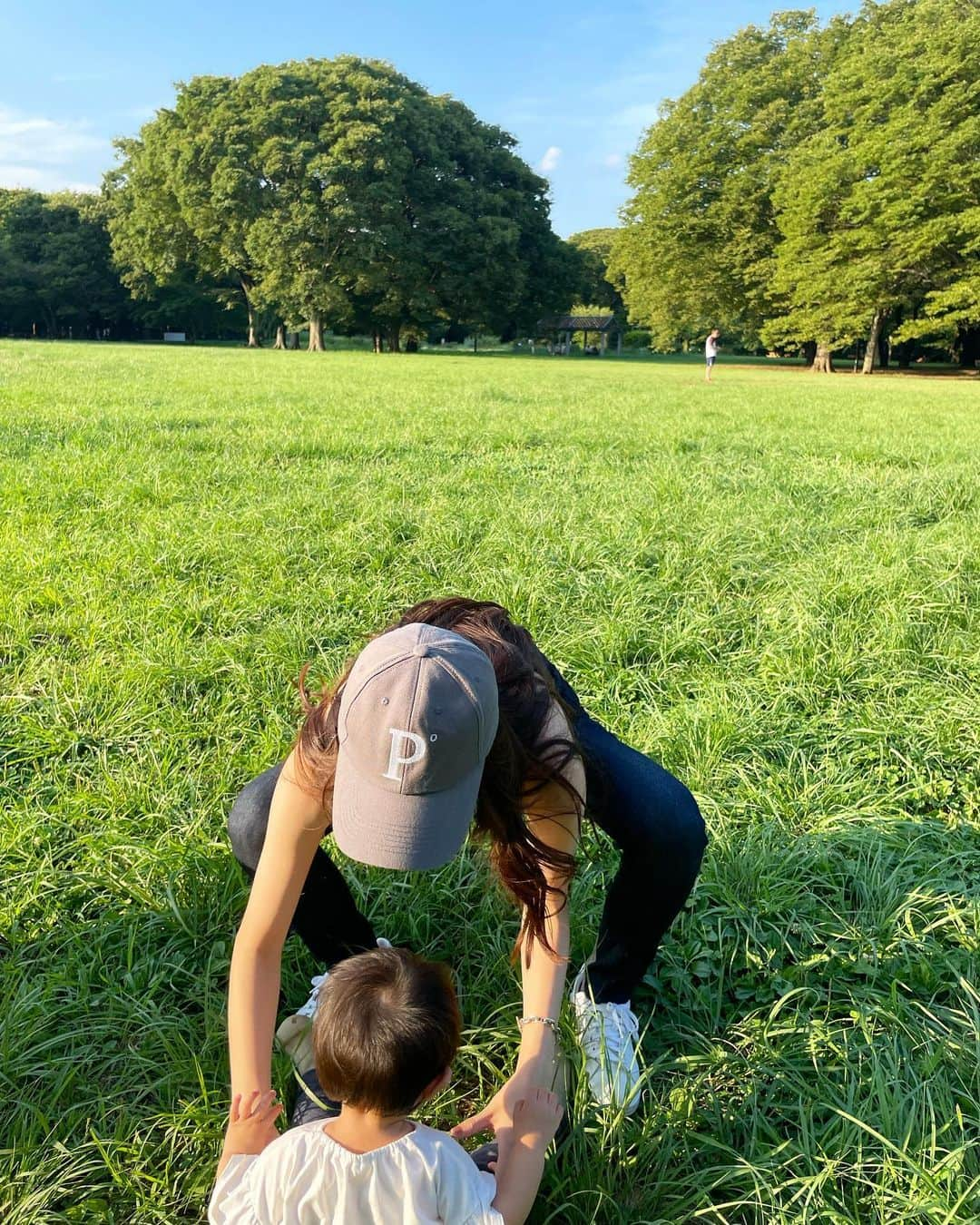 柳ゆり菜さんのインスタグラム写真 - (柳ゆり菜Instagram)「公園で遊んできました🌳🌳  最近の休みの日は、 基本、姉家族と過ごしています。 暖かい時間を一緒に過ごせるのが 楽しくて楽しくて(笑) つい会いに行ってしまう😂  この日に履いたyanukのデニムが、 スキニーなのにびっくりする程柔らかくて、 ノンストレスなので姪っ子との公園デビューに最高でした🙆‍♀️🙆‍♀️ 最後の写真のようなガニ股が できちゃうんだもんなぁ(笑)  さ、たっぷり遊んだので、 切り替えて台本やります。」8月27日 19時01分 - yurinayanagi__