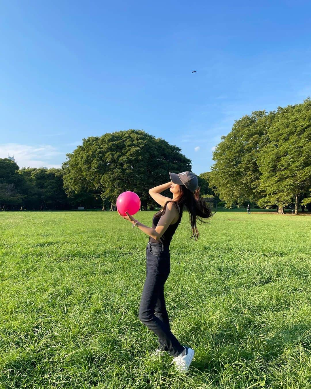 柳ゆり菜さんのインスタグラム写真 - (柳ゆり菜Instagram)「公園で遊んできました🌳🌳  最近の休みの日は、 基本、姉家族と過ごしています。 暖かい時間を一緒に過ごせるのが 楽しくて楽しくて(笑) つい会いに行ってしまう😂  この日に履いたyanukのデニムが、 スキニーなのにびっくりする程柔らかくて、 ノンストレスなので姪っ子との公園デビューに最高でした🙆‍♀️🙆‍♀️ 最後の写真のようなガニ股が できちゃうんだもんなぁ(笑)  さ、たっぷり遊んだので、 切り替えて台本やります。」8月27日 19時01分 - yurinayanagi__