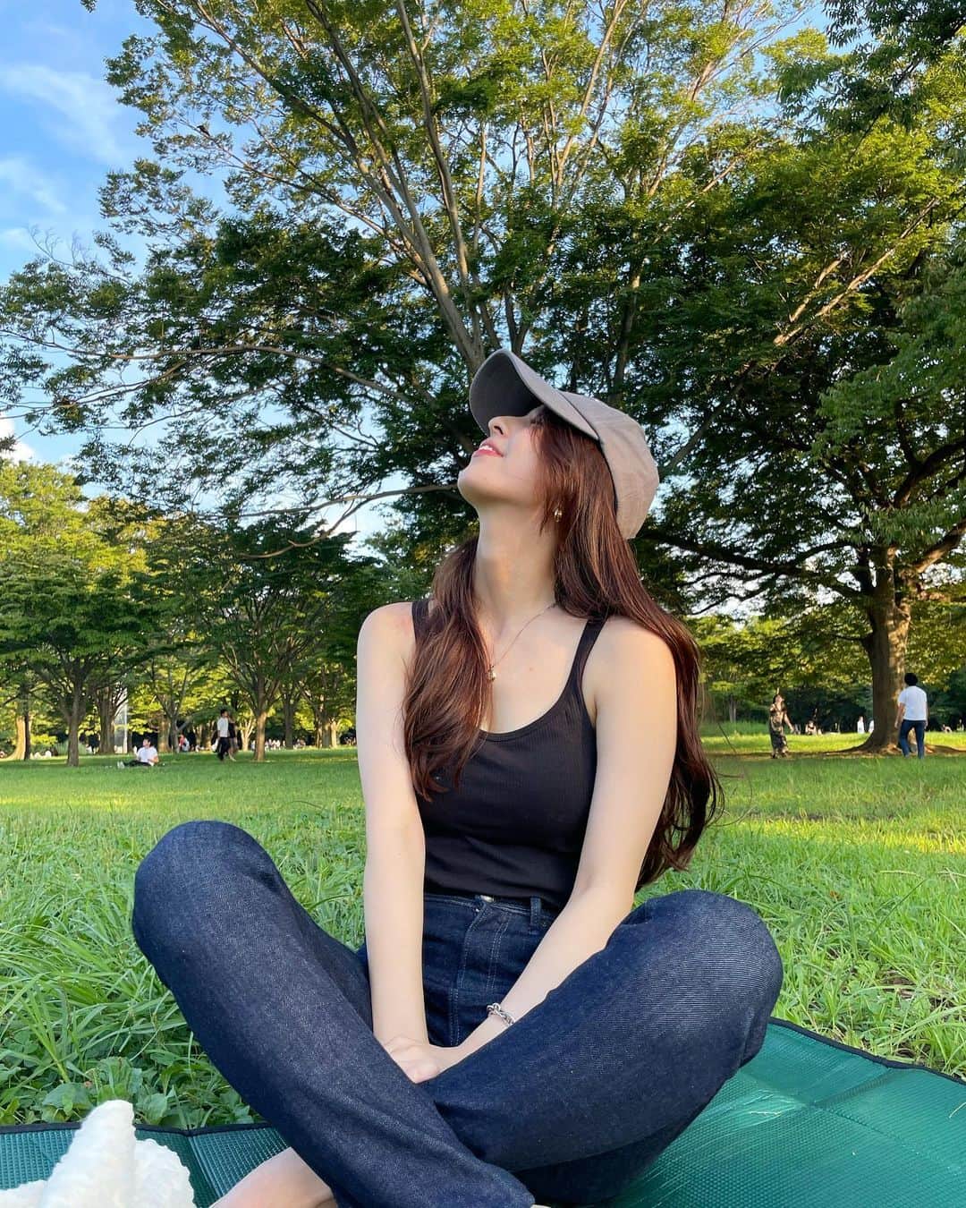 柳ゆり菜のインスタグラム：「公園で遊んできました🌳🌳  最近の休みの日は、 基本、姉家族と過ごしています。 暖かい時間を一緒に過ごせるのが 楽しくて楽しくて(笑) つい会いに行ってしまう😂  この日に履いたyanukのデニムが、 スキニーなのにびっくりする程柔らかくて、 ノンストレスなので姪っ子との公園デビューに最高でした🙆‍♀️🙆‍♀️ 最後の写真のようなガニ股が できちゃうんだもんなぁ(笑)  さ、たっぷり遊んだので、 切り替えて台本やります。」