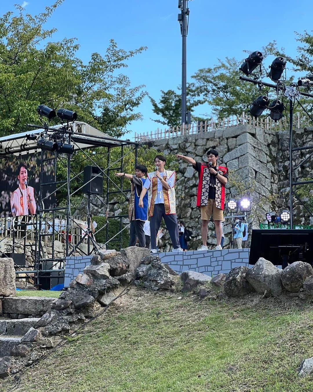房野　史典さんのインスタグラム写真 - (房野　史典Instagram)「福山城築城400年のイベントに出演してきました！かつての福山城の天守には"鉄板"が張ってあってね、400年の記念にそれを復活させたの！全国の城の中でも唯一だよ！ カッコいいのよ！ @kaori_castlelove.jp さんに撮っていただいた写真も使わせていただきました！あざすです！  #福山城 #福山城築城４００年 #ロバート山本 #はんにゃ金田 #ブロードキャスト房野 #房野史典 #の #実家 #に #宿泊 #夏休み #みたい」8月27日 19時17分 - bounofuminori1980