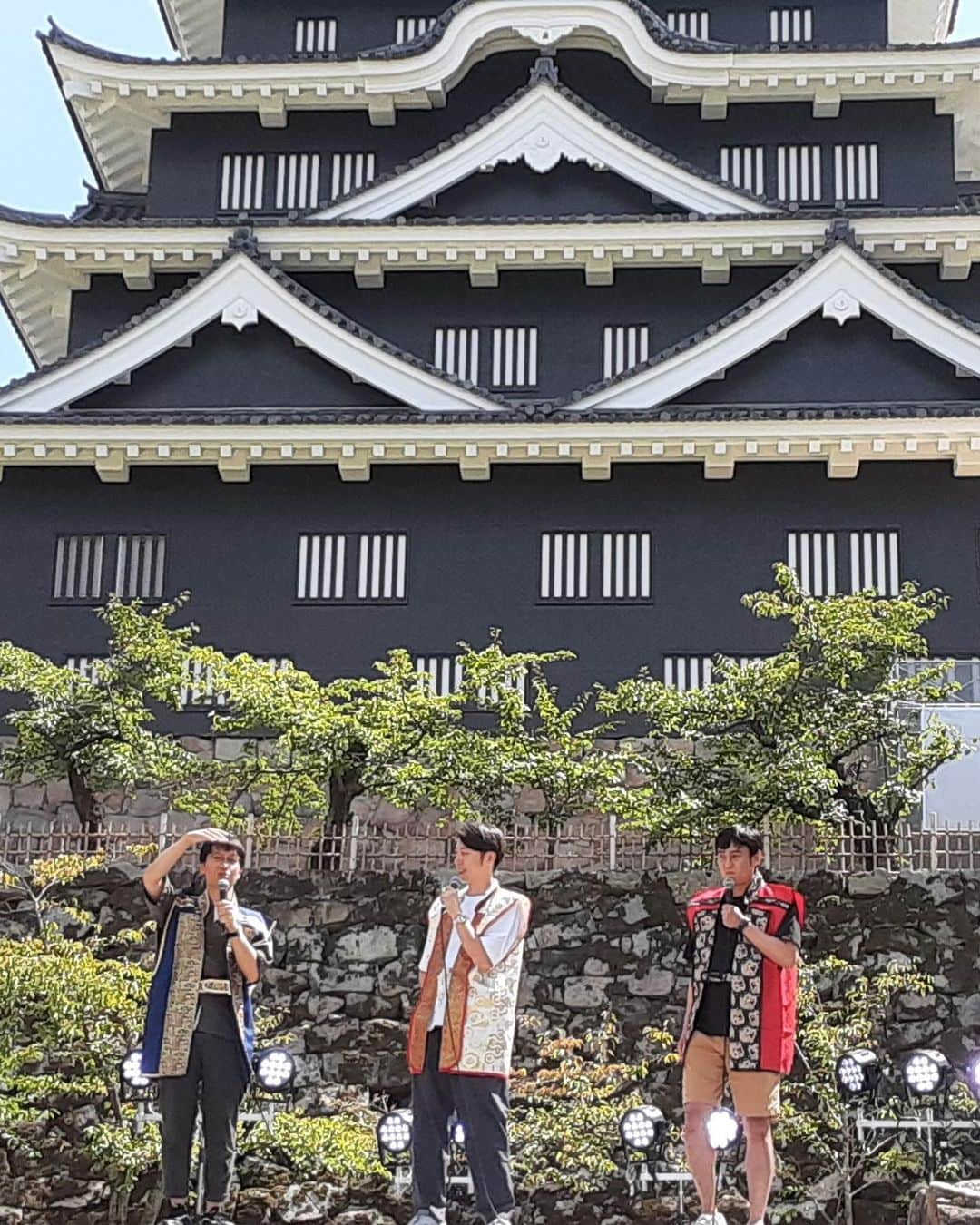 房野　史典さんのインスタグラム写真 - (房野　史典Instagram)「福山城築城400年のイベントに出演してきました！かつての福山城の天守には"鉄板"が張ってあってね、400年の記念にそれを復活させたの！全国の城の中でも唯一だよ！ カッコいいのよ！ @kaori_castlelove.jp さんに撮っていただいた写真も使わせていただきました！あざすです！  #福山城 #福山城築城４００年 #ロバート山本 #はんにゃ金田 #ブロードキャスト房野 #房野史典 #の #実家 #に #宿泊 #夏休み #みたい」8月27日 19時17分 - bounofuminori1980