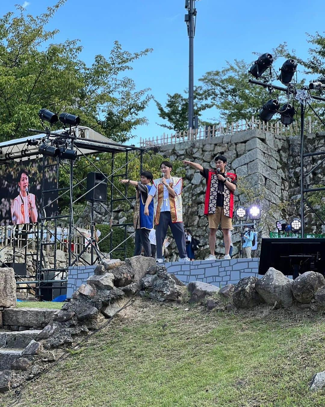 房野　史典のインスタグラム：「福山城築城400年のイベントに出演してきました！かつての福山城の天守には"鉄板"が張ってあってね、400年の記念にそれを復活させたの！全国の城の中でも唯一だよ！ カッコいいのよ！ @kaori_castlelove.jp さんに撮っていただいた写真も使わせていただきました！あざすです！  #福山城 #福山城築城４００年 #ロバート山本 #はんにゃ金田 #ブロードキャスト房野 #房野史典 #の #実家 #に #宿泊 #夏休み #みたい」