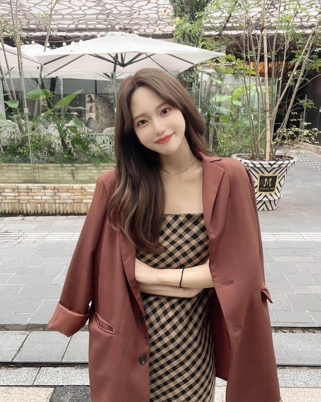 相楽優佳のインスタグラム：「︎︎ ︎︎︎ ︎︎︎  秋🍂先取りで暗髪にしました  撮影後にドーナッツ貰った🍩🤎笑 ⁡ color @mizucut  photo&styling @ryusei.osada  _____ #秋カラー #グレージュ #グレージュカラー #透明感カラー#ヘアカラー #かきあげ前髪 #2way前髪 #2wayバング#ウザバング #シースルーバング #韓国ヘア #韓国スタイル #セミロング #セミロングヘア #shein #shein購入品 #キャミワンピース #ギンガムチェック #秋服 #秋コーデ #秋服コーデ」