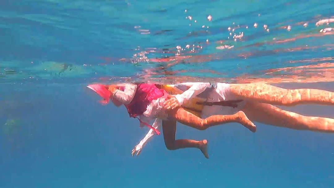 本仮屋リイナのインスタグラム：「In the sea!!🌊 那覇のとまりんから、高速船で50分で行ける座間味村✨ ぜひ訪れてもらいたいおすすめの島です🏝️」