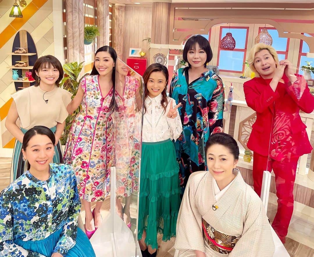 小島瑠璃子のインスタグラム：「💐 超豪華！✨ #サタプラ」