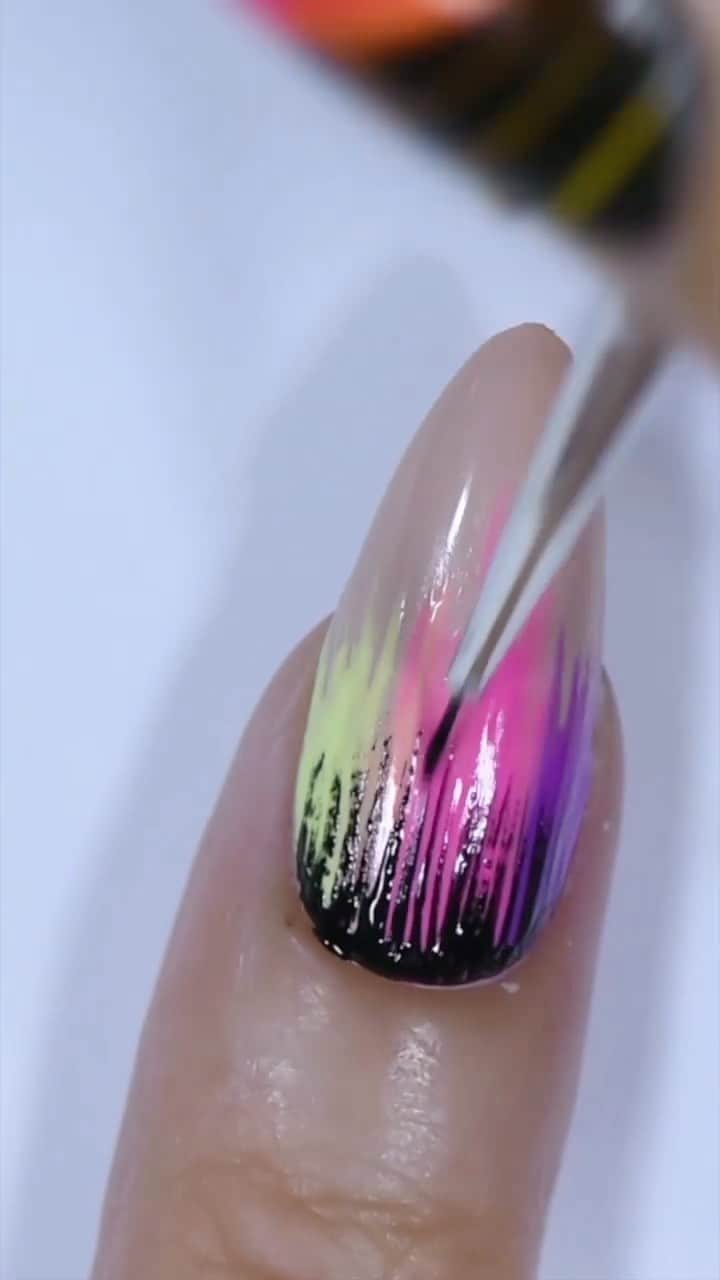 NailsVideosのインスタグラム：「Nude and neon nails by @yagala 💖」