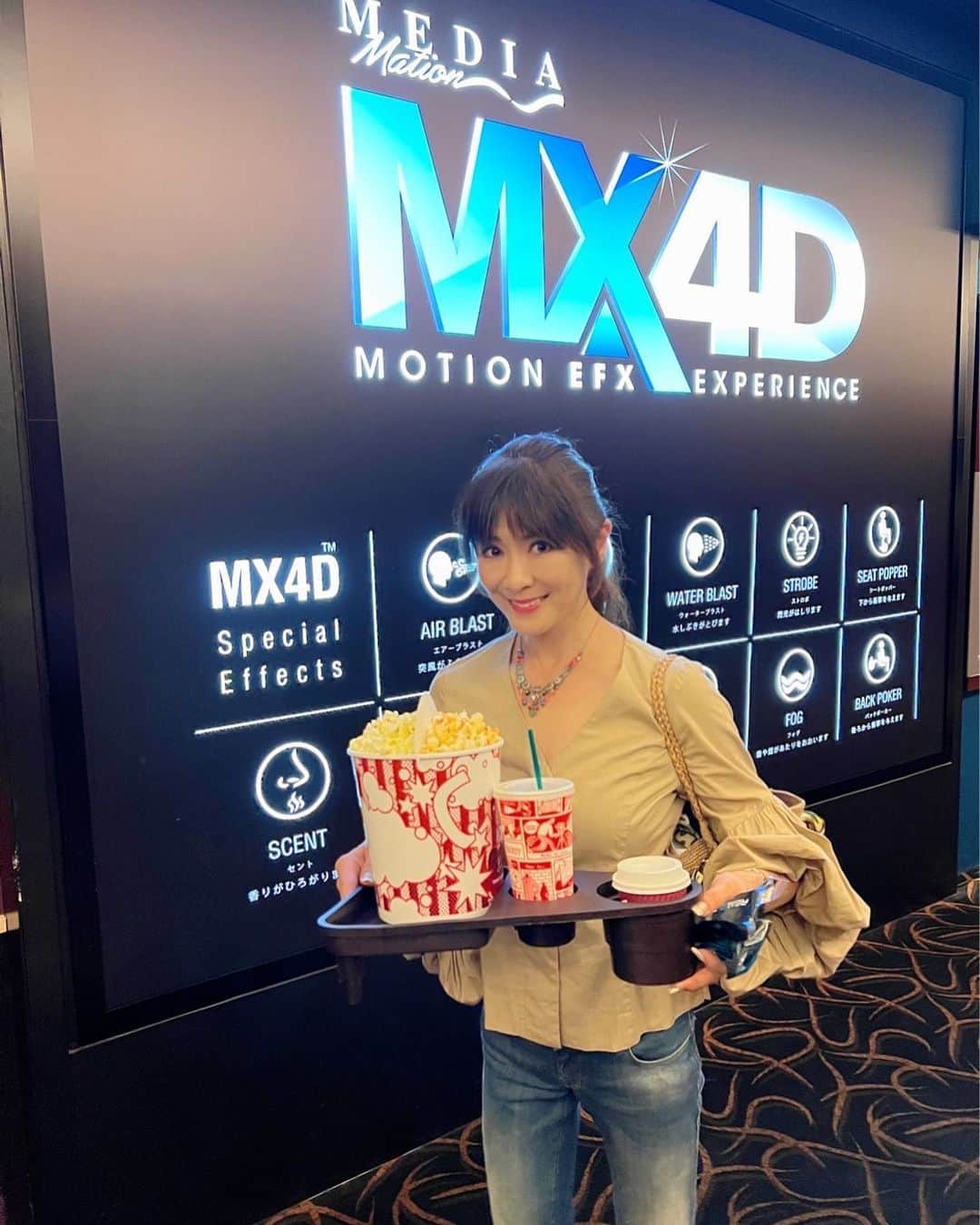 山田佳子さんのインスタグラム写真 - (山田佳子Instagram)「「ジュラシックワールド」を、MX4Dで観てきました！初めて観るMX4Dは、映画を観ながらテーマパークのアトラクションも体験できて、とっても楽しめました😆👍💕 ⁡ #ジュラシックワールド #大スクリーン  #まるで #テーマパーク #アトラクション #楽しい #体験型映画 #MX4D  #映画鑑賞には #必須アイテム  #ポップコーンバケット #🍿 #😆😆😆  #tohocinemas」8月27日 20時32分 - yoshiko117