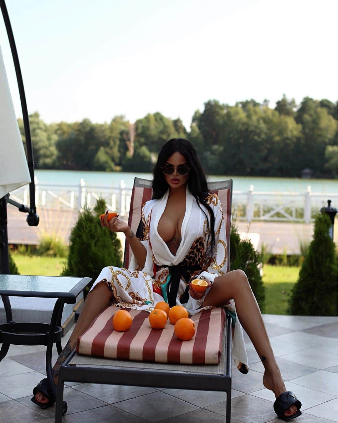 のインスタグラム：「Как Я скучала по брю..🐾🐾 Все благодаря девочкам из @hairwoman.ru, которые сводят меня с ума, в хорошем смысле, когда Я в 00:00 ночи сообщаю им, что хочу сменить образ и на след день они принимают меня, потому что Я 12 год с ними.. это бесценно! Девочки.. Я Вас люблю бесконечно!  И моя прекрасная Настя @photo_poga.. Благодарю тебя за эти фотографии!!! Аааааа это же экстаз настоящий!!  Ты мега чуткий человек, красивая девочка и как роскошно ты видишь людей в кадре, это простооооо…..  А риллс, который взорвал весь инстаграм, Я вообще молчу.. 😈  Листайте фотографии 🫦」