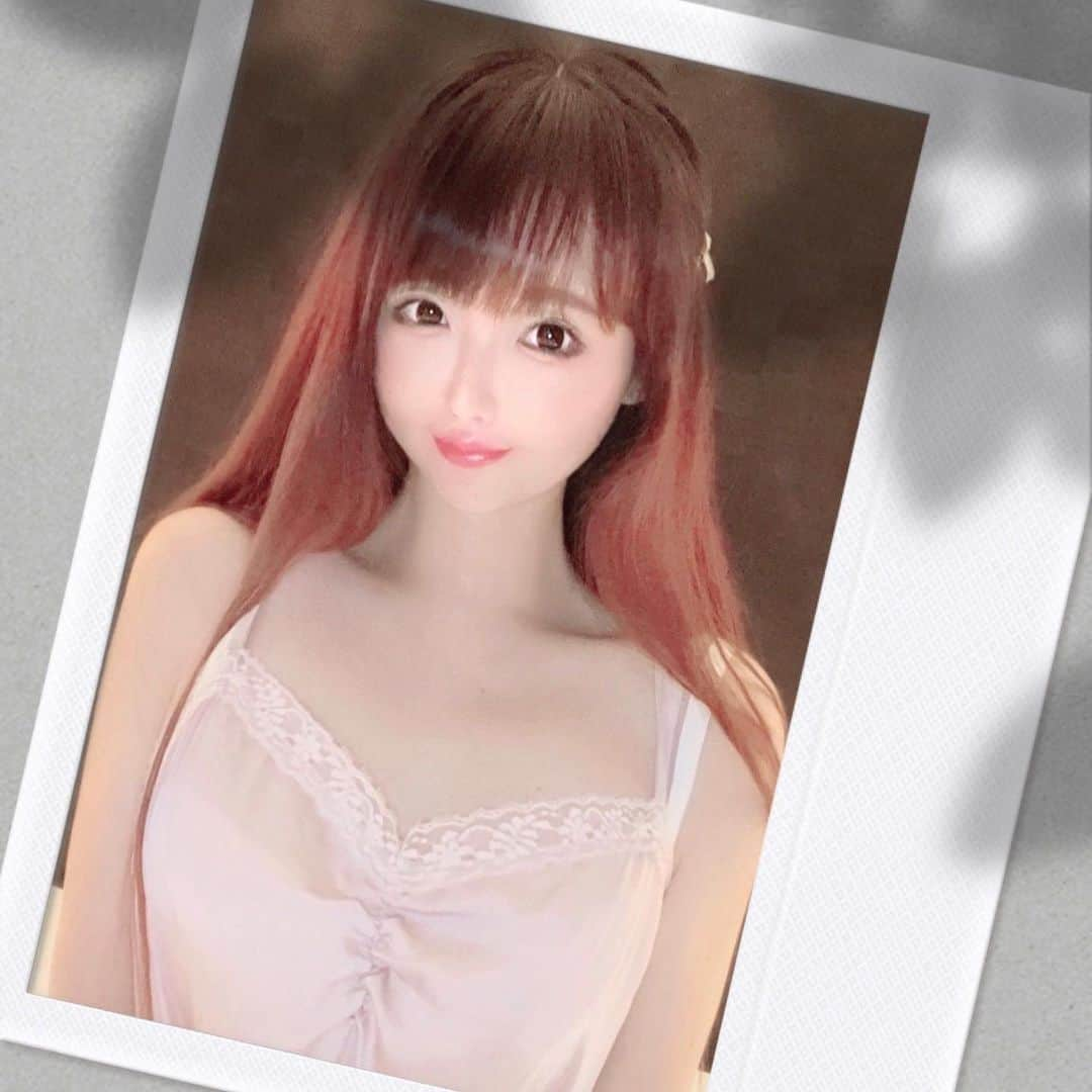 坂地久美のインスタグラム：「お気に入りのキャミランジェリー💋  #ポラ #ポラロイド #ポラ写真 #キャミランジェリー #ルームウェア女子」