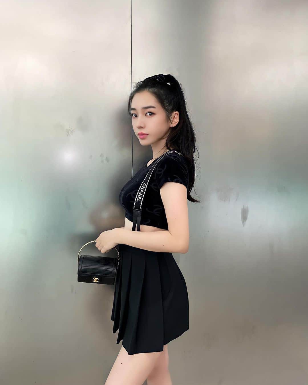 megbabyのインスタグラム：「ポニーテールの気分🖤🐈‍⬛  久しぶりだから許してね🥺  #vintagechanel 🖤」