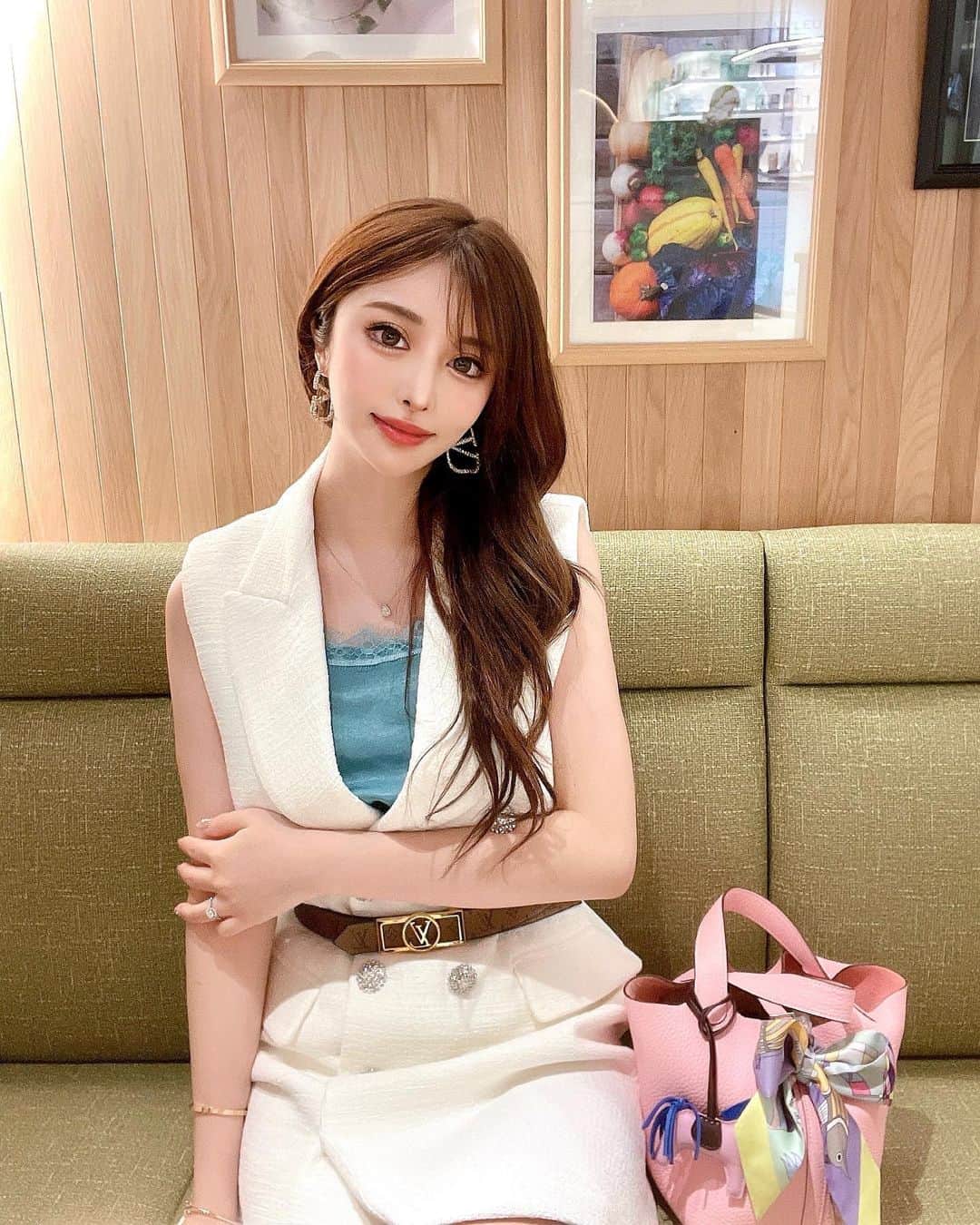 藤咲めいのインスタグラム：「上げ直し🫶🏻🫶🏻  らんちゃんとランチした時の😚💗💗 SHOWROOMで2人とも配信中なのであそびにきてね🥺💎💕 . . . #zara #onepiece #fashionsnap #picotin #hermes #white #lunchtime」