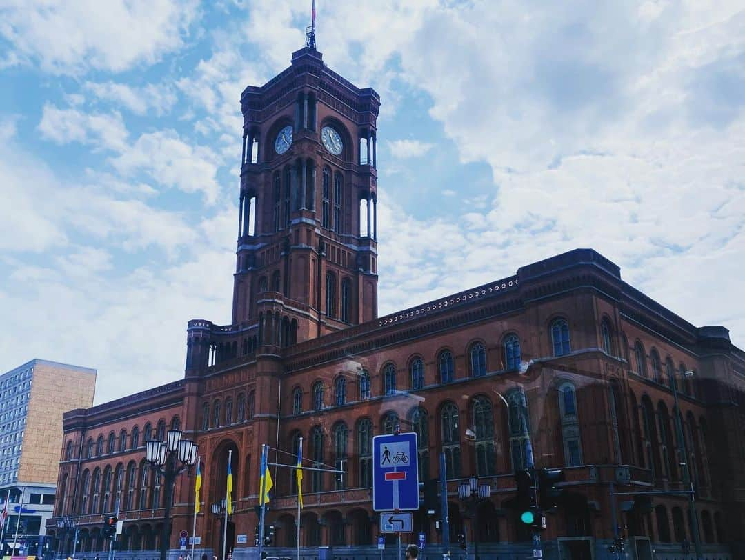 ユナ・デュフネさんのインスタグラム写真 - (ユナ・デュフネInstagram)「📍Berlin City 🇩🇪  . . . #famtrip #Hyatt #Berlin #Town #Memories #Germany #îleauxmusées #brandenburg #checkpointcharlie」8月27日 21時05分 - youna_d