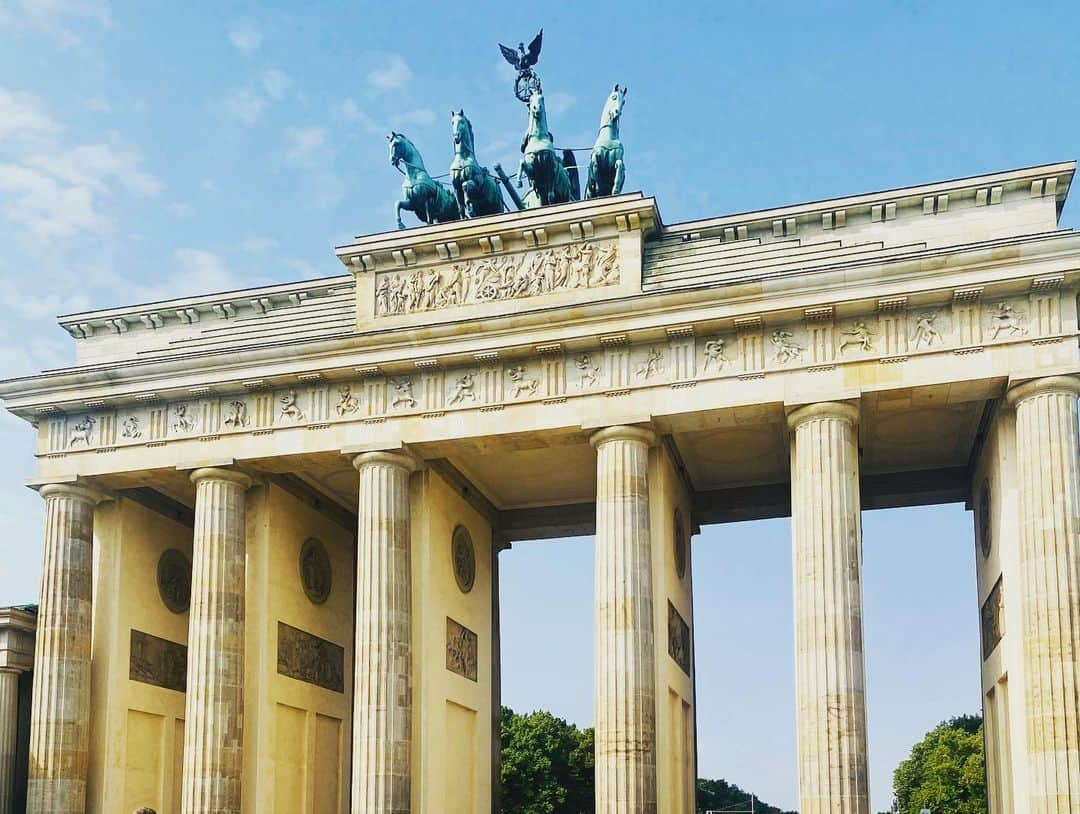 ユナ・デュフネさんのインスタグラム写真 - (ユナ・デュフネInstagram)「📍Berlin City 🇩🇪  . . . #famtrip #Hyatt #Berlin #Town #Memories #Germany #îleauxmusées #brandenburg #checkpointcharlie」8月27日 21時05分 - youna_d