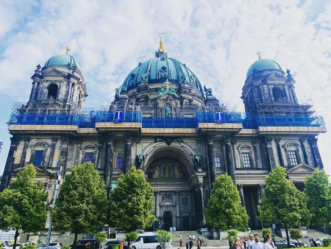 ユナ・デュフネさんのインスタグラム写真 - (ユナ・デュフネInstagram)「📍Berlin City 🇩🇪  . . . #famtrip #Hyatt #Berlin #Town #Memories #Germany #îleauxmusées #brandenburg #checkpointcharlie」8月27日 21時05分 - youna_d