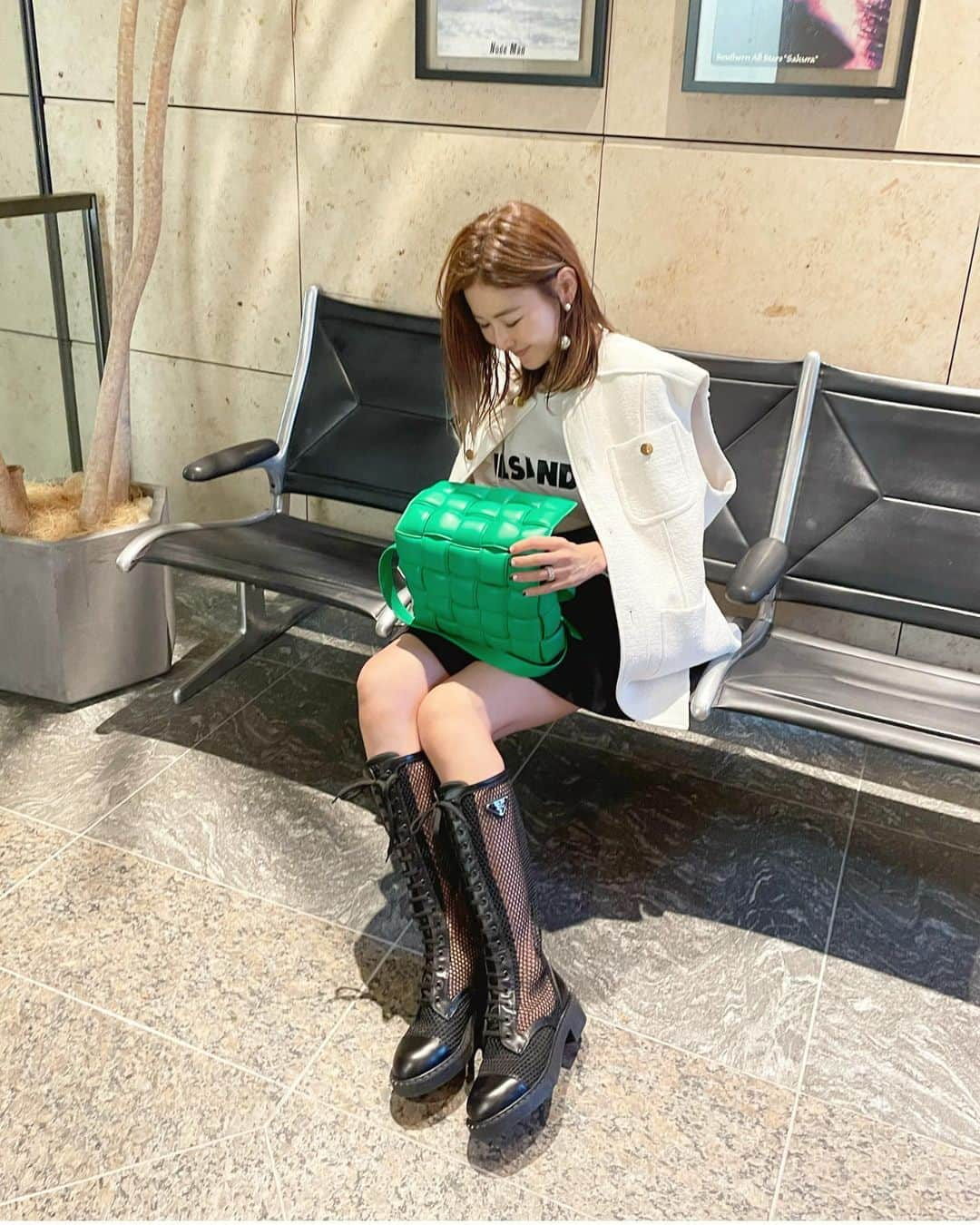 kiyomi medeirosさんのインスタグラム写真 - (kiyomi medeirosInstagram)「outfit💚🤍🖤  outer…#blamink  tops…#jilsander pants…#chloe boots…#prada bag…#bottegaveneta  #fashion#outfit#ootd#coordinate #style#ファッション#コーディネート#コーデ#大人可愛いコーデ#ジルサンダー#モノトーンコーディネート#パデッドカセット#パラキート#ボッテガヴェネタバッグ#ボッテガヴェネタ#グリーン#秋服#秋コーディネート#秋コーデ#レースアップブーツ#メッシュブーツ#秋冬コーデ#pradass23」8月27日 21時16分 - kiyomimedeiros