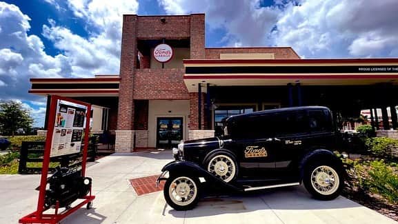 フロリダさえさなのインスタグラム：「Ford Garageでランチ！世田谷ベースとか好きな人はたぶんめちゃ好きだと思う。ドアノブから食器まで全部クルマ部品やガレージツールになってる。バーガーはハーフパウンド（クォーターパウンダーの2倍）ズッシリ盛り盛り。ママと彩笑は1/3パウンド。オニオンリングもオイル交換のアレに刺さってます😂」