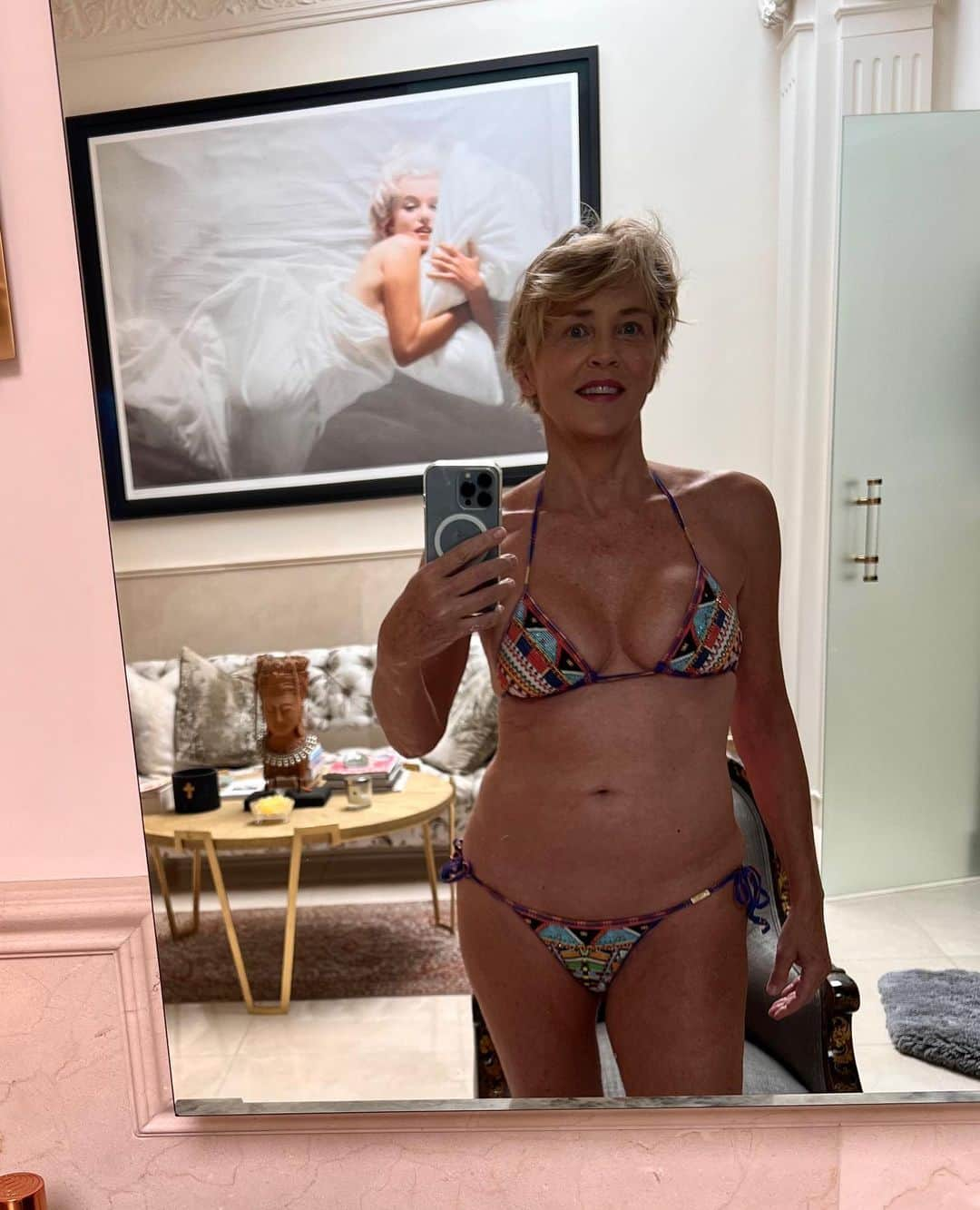 シャロン・ストーンのインスタグラム：「Why do I always get in shape when summers over? 🤷🏼‍♀️😳」