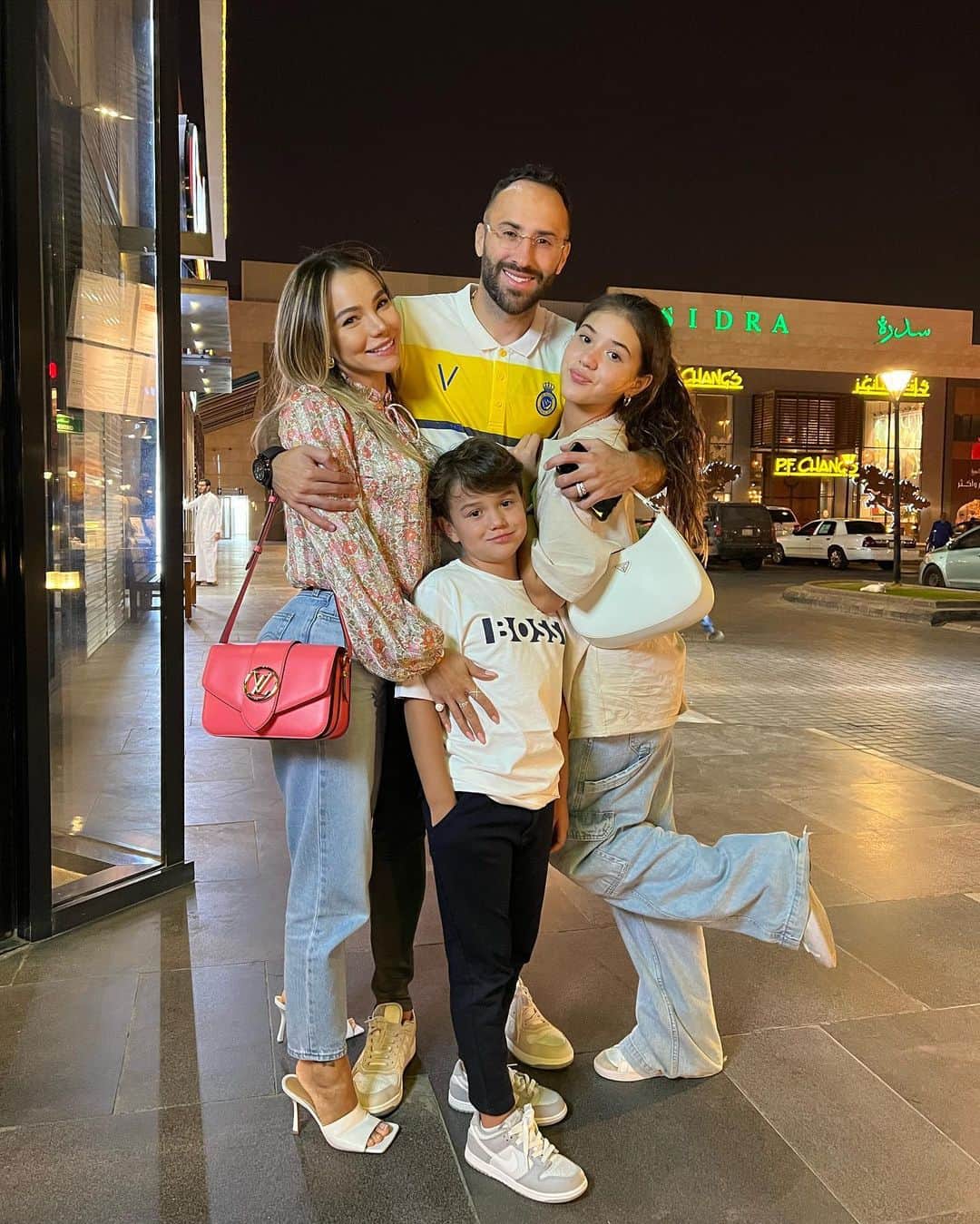 ジェシカ・スターリングのインスタグラム：「Somos tus fans #1️⃣ @d_ospina1  Un nuevo comienzo, una nueva aventura de la mano De Dios 🙏🏻💫✨💛💙 #alnassr  #togetherforever #lovemyfamily #stadium」