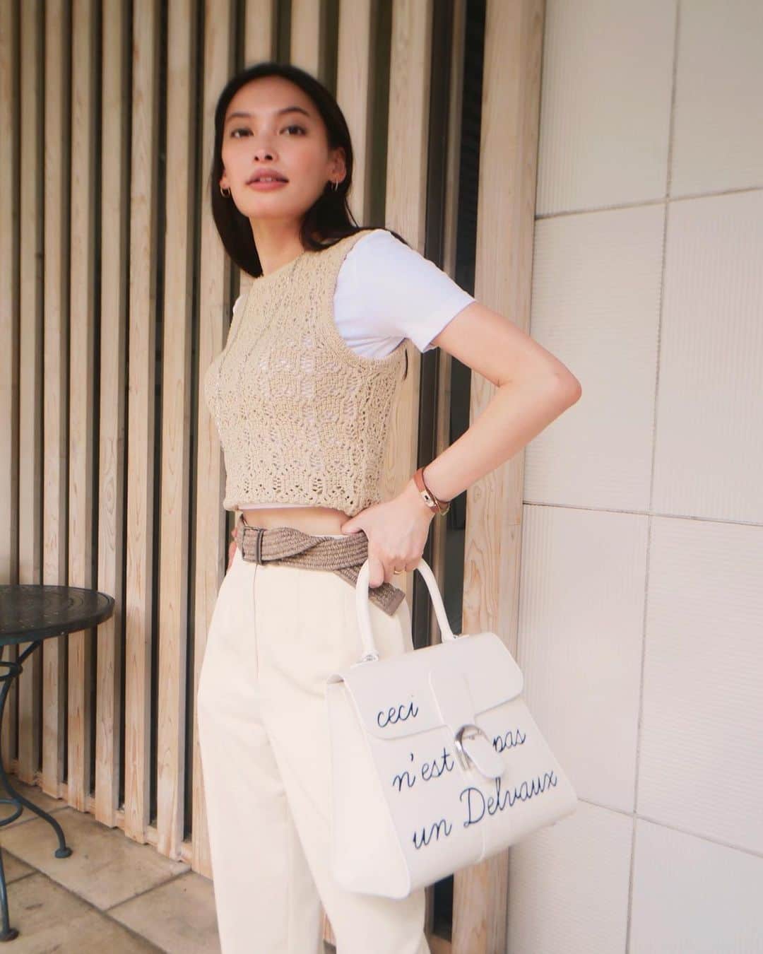 のインスタグラム：「#今日の絢服  暑い日が続いていますが皆様お元気ですか？🌞 最近は秋服をゲットしましたがまだまだ着る機会が無さそうで🥲  tops @zara  pants @amerivintage  belt @brunellocucinelli_brand  bag @delvaux」