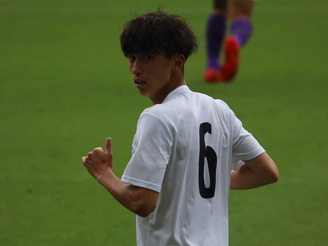伊藤薫平のインスタグラム：「【24時間テレビ】  高校サッカーの名門・ 清水桜が丘高校の天才MF=白井海斗さんを取材させてもらいました。 初めて会ったのは2015年。 1年生ながらレギュラーで、 ピッチのどこにいても瞬時にわかる存在感。 抜群のポジショニング。 芸術的なボールコントロール。 正確なシュート。 サッカーを心から楽しそうに プレーしていました。  小さい頃から「夢はプロ」。 圧倒的な才能から周りも疑うはずはなく。  しかし、そんな純粋な思いは 難病によって絶たれます。  彼にしかわからない葛藤。 支えになった高校時代の恩師。 天皇杯でJ1相手に起こす衝撃。 新社会人として逞しく生きる姿。 そしてこの夏、母校へ。 彼を待っていたのは・・・  静岡版は、あす朝8:45頃から 3つのパートに分かれての放送となります。 白井海斗さんの放送はパート1。 8:45からの枠で放送予定です。  静岡の、 そして全国のサッカーファミリーの皆さん、 もう一度、海斗君のプレーを見てください。 いまボールを蹴っている小学生、中学生、高校生、大学生、そのご家族も。。。 私に出来る事は非常に小さいです。 それでも、皆さんの胸に何かが届けば、と思って力を尽くしたつもりです。 8月28日(日)、思いを受け取っていただけると嬉しいです。  #高校サッカー #24時間テレビ #清水桜が丘 #順天堂大学 #Maenomery」