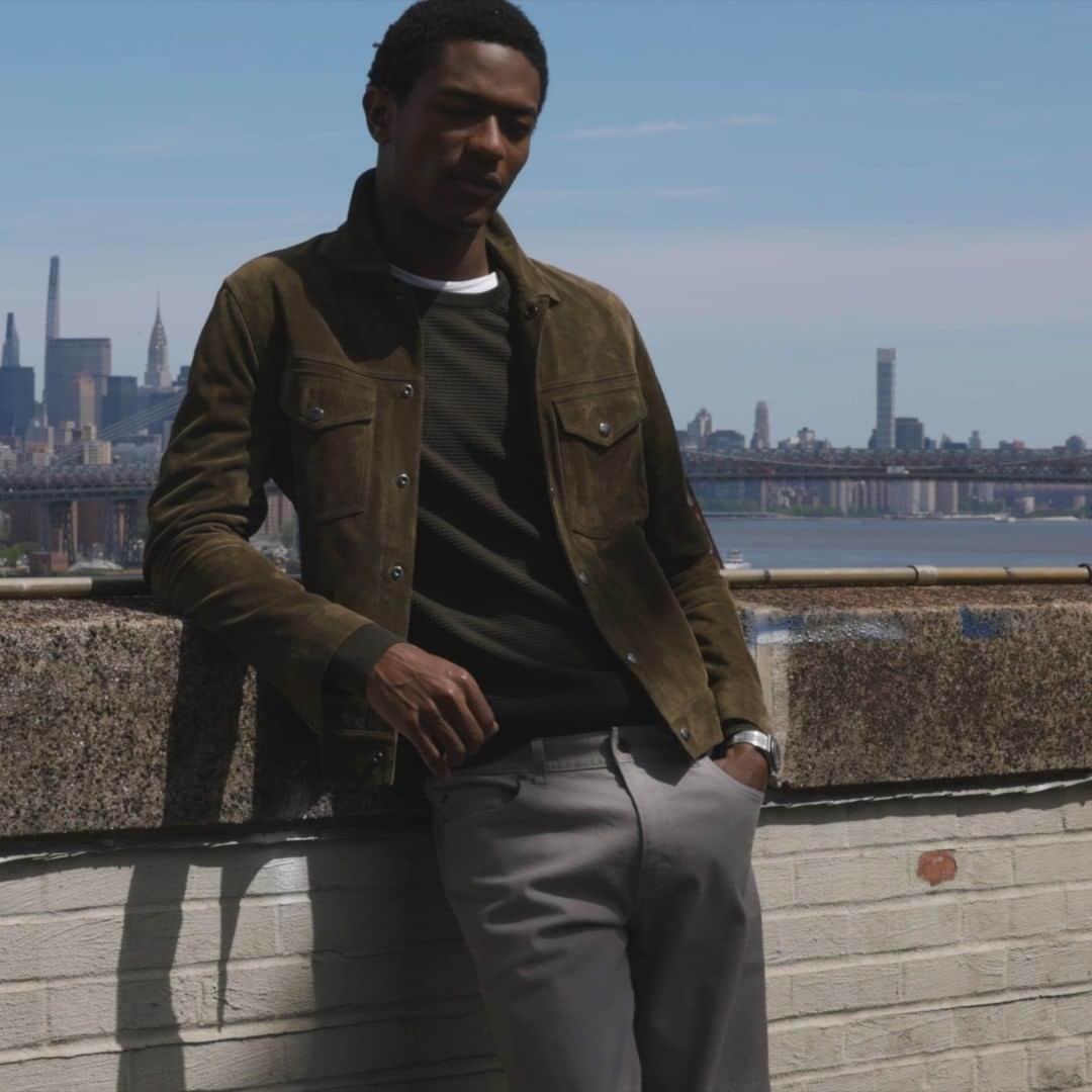 トッドスナイダーのインスタグラム：「One of Todd’s signature design techniques is “rugged-meets-refined.” Our Dylan takes the silhouette of a hardworking trucker jacket and remakes it in a sophisticated Italian suede.  Tap the link-in-bio to shop the Dylan and other #TSClassics now.」