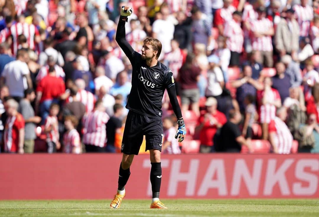 ティム・クルルのインスタグラム：「Massive 3 points to take away from the stadium of shhlight.. Great team effort to earn the clean sheet..  We go again Tuesday vs Birmingham 🔰🟢🟡⚫️」