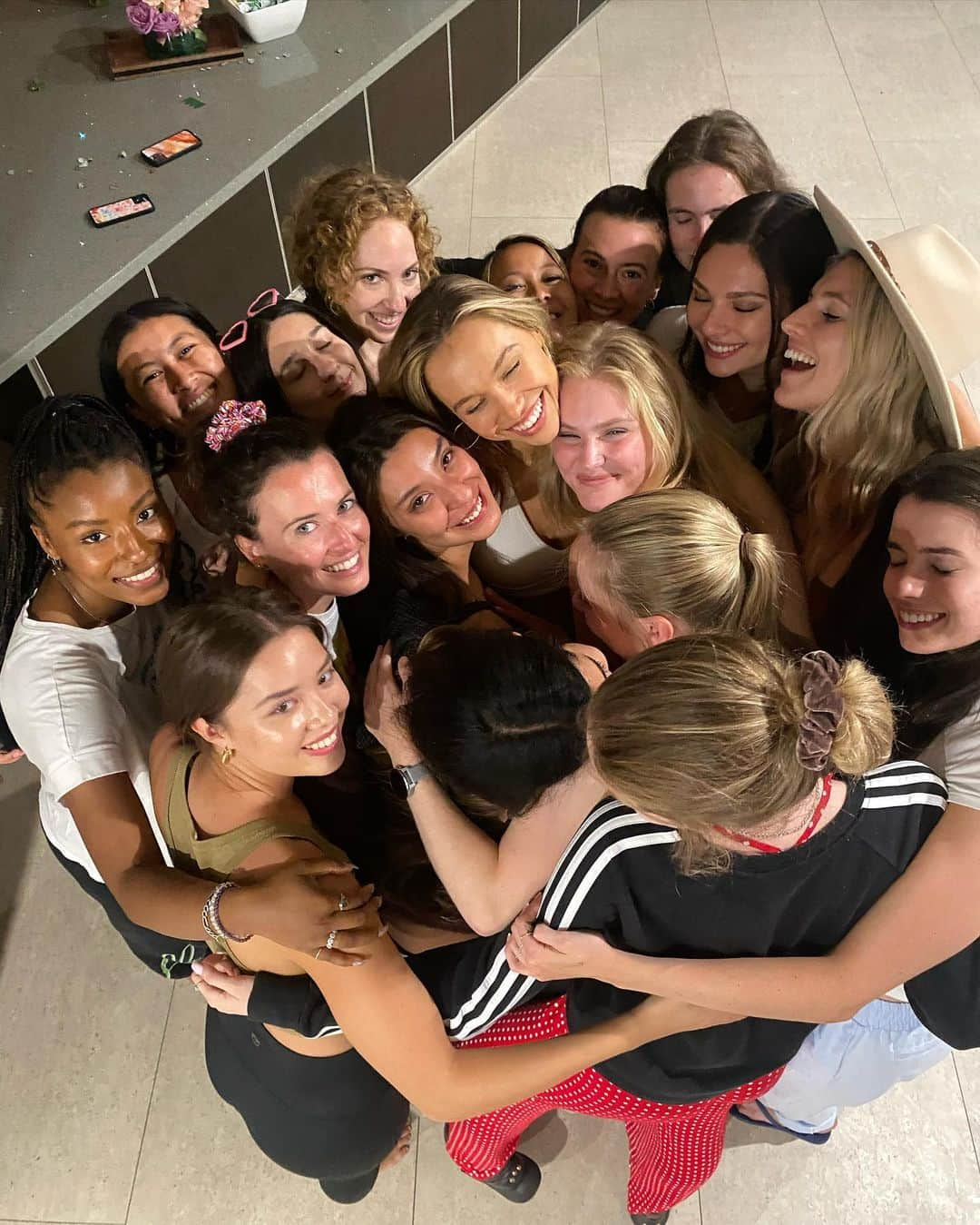 アレクシス・レンのインスタグラム：「Here come the tears. Girls, thank you for letting me be your sister, mentor, and friend. Thank you to some of you who traveled across the world to be here with me. I will forever treasure the memories we made. Here’s to many more. I love you @wearewarriors!! And a big thank you to @alo for making this event possible.」