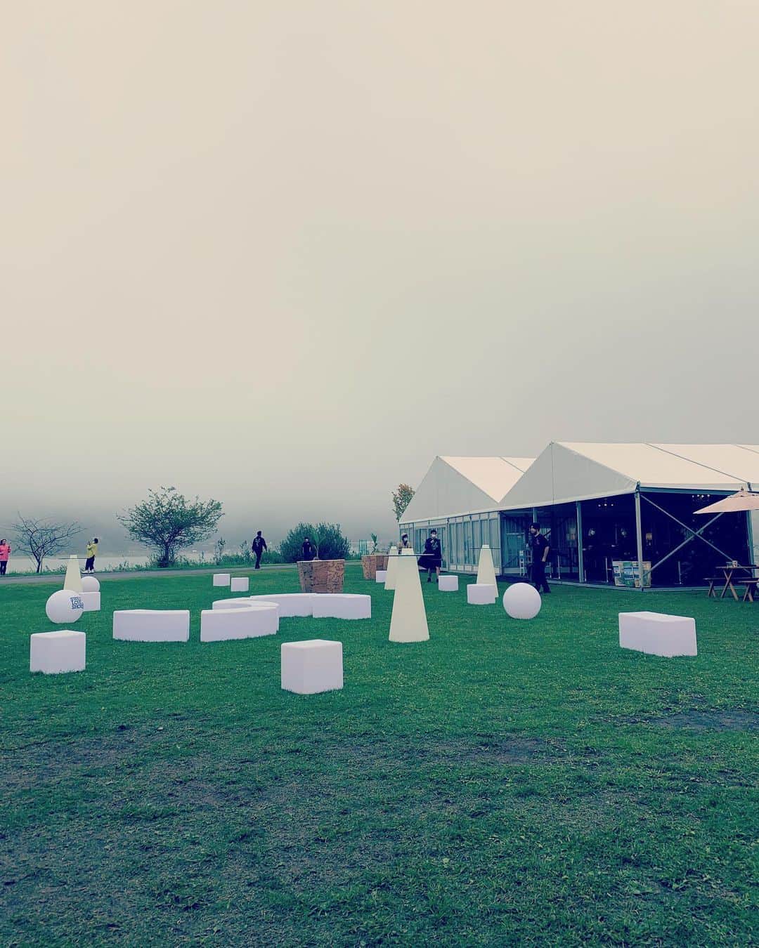 亀井亨のインスタグラム：「SWEET LOVE SHOWERに出演します。18:15FORESTステージ。霧。  #ラブシャ #grapevine」