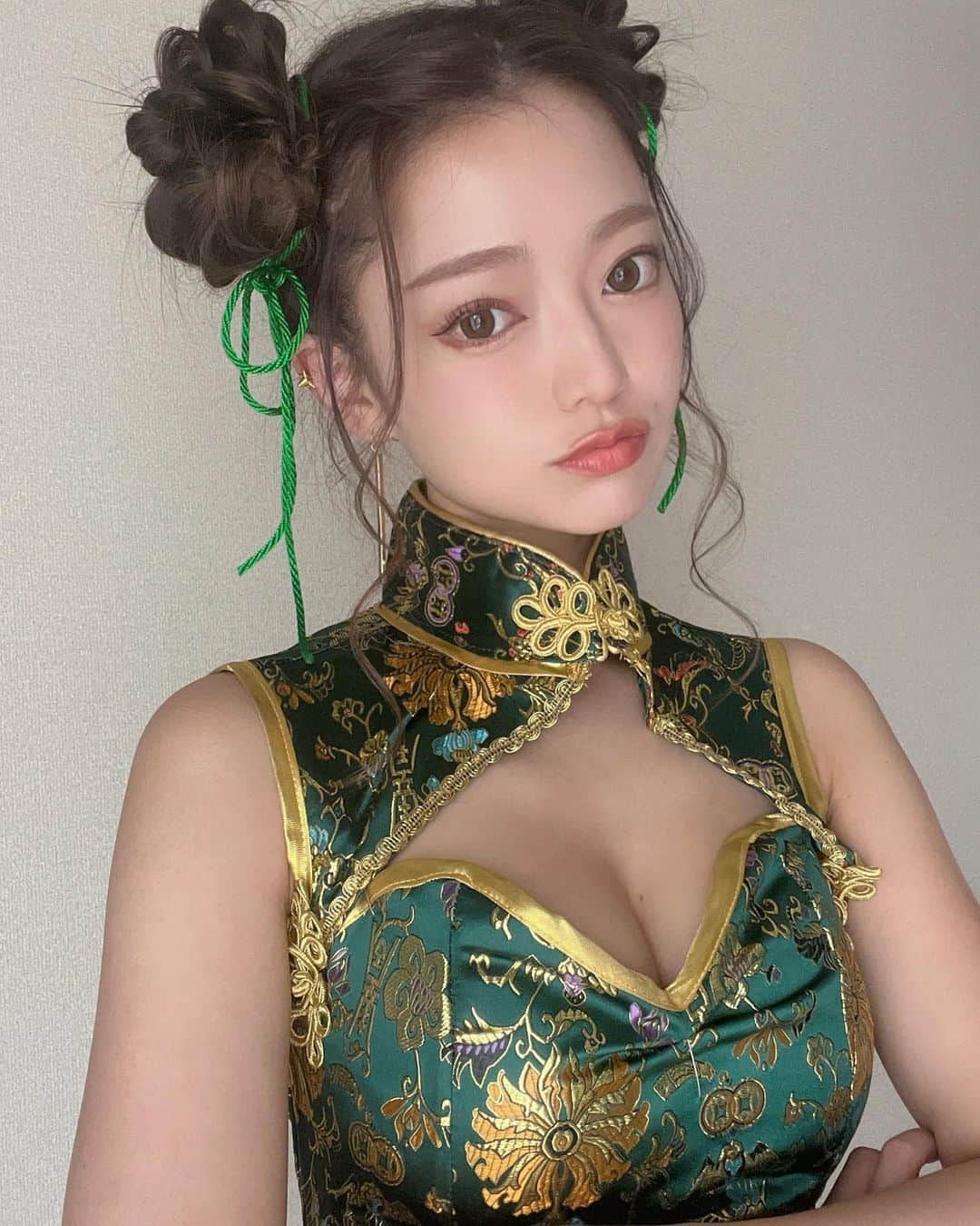 八千恵(やっちん)のインスタグラム：「ちゃいな🫰🏻 . . よくみたらあほ毛がたくさん👶🏻 . #チャイナ #チャイナコスプレ  #コスプレ #ハロウィンコスプレ #コスプレイヤー #チャイナドレス」