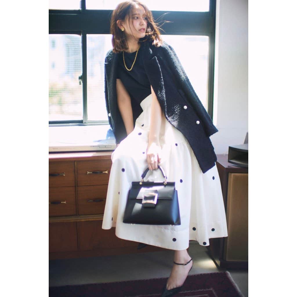 山崎紘菜のインスタグラム：「🌞 @classy_mag_insta  10月号、発売中なのれす…っ！！(トンタッタ族風) #classy #10月号 #今秋は絶対ツイードジャケット買う #オーバーサイズめのが好きです」