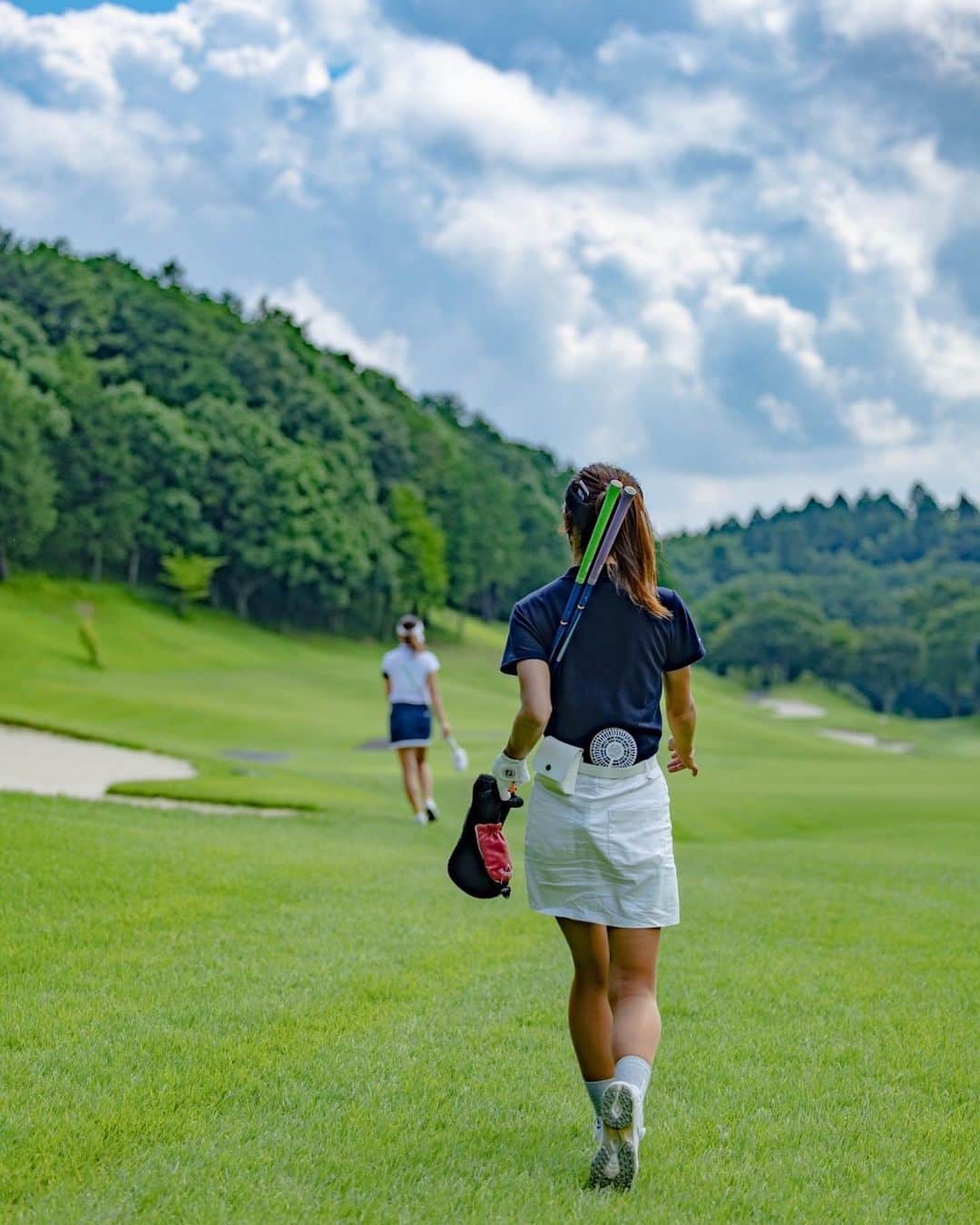 のインスタグラム：「本当飛距離が出なくて😂⛳️ 最近はすごく食べるようにしてます💙足の裏を意識！！！ はなたんの飛距離欲しいな。。 追いかけてます🥰 #美スイング　#柔軟　#足裏　#扇風機　#ホスピタリティ　#夏空　#ゴルフ　#飛距離　#golf #飛行機の真下　#パターが良い　#日焼け　#ビタミン　#パーオンしたい 3打でのれば良いんだよ。 or パーオン狙い。 どっちー？」