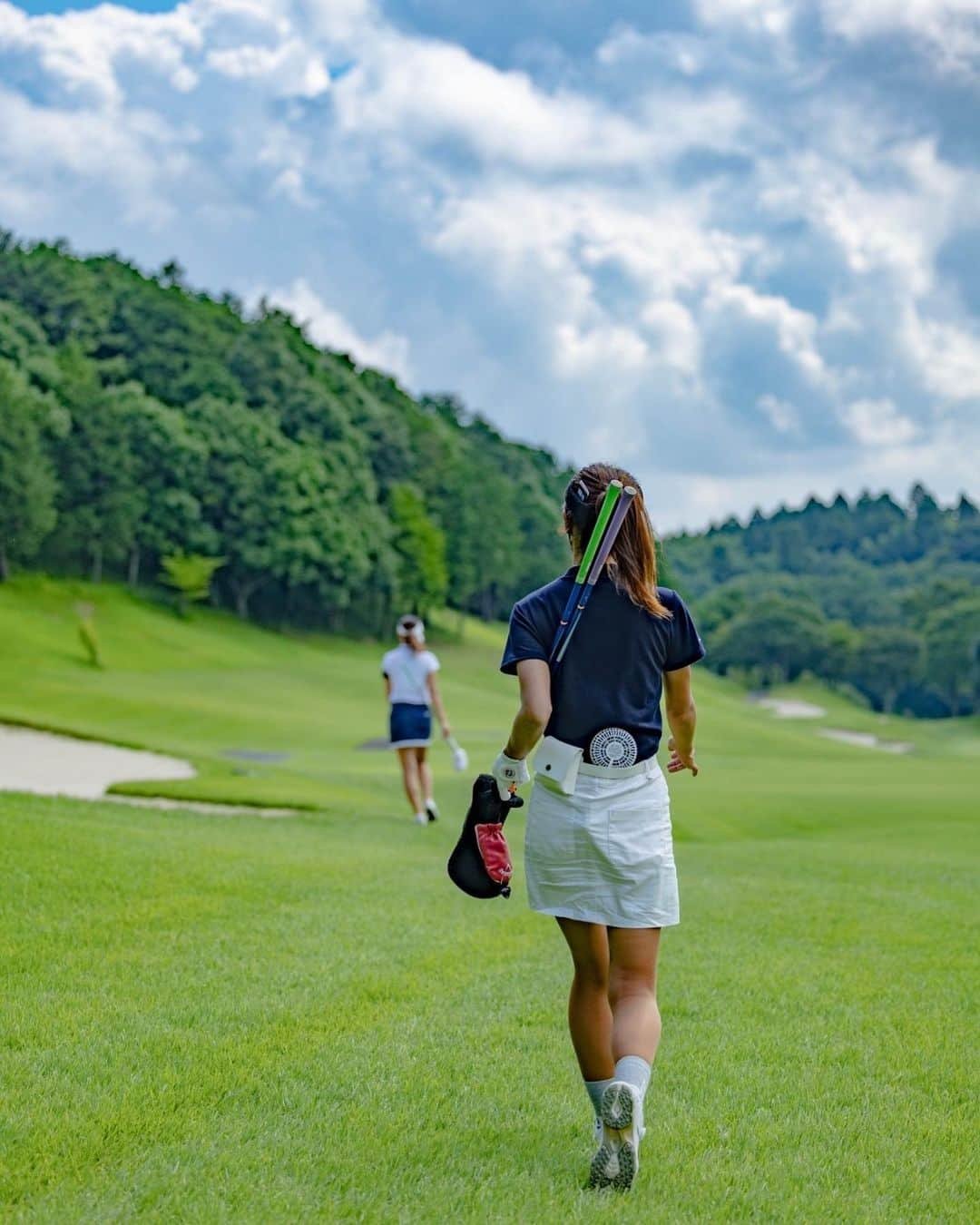 相川友希のインスタグラム：「本当飛距離が出なくて😂⛳️ 最近はすごく食べるようにしてます💙足の裏を意識！！！ はなたんの飛距離欲しいな。。 追いかけてます🥰 #美スイング　#柔軟　#足裏　#扇風機　#ホスピタリティ　#夏空　#ゴルフ　#飛距離　#golf #飛行機の真下　#パターが良い　#日焼け　#ビタミン　#パーオンしたい 3打でのれば良いんだよ。 or パーオン狙い。 どっちー？」