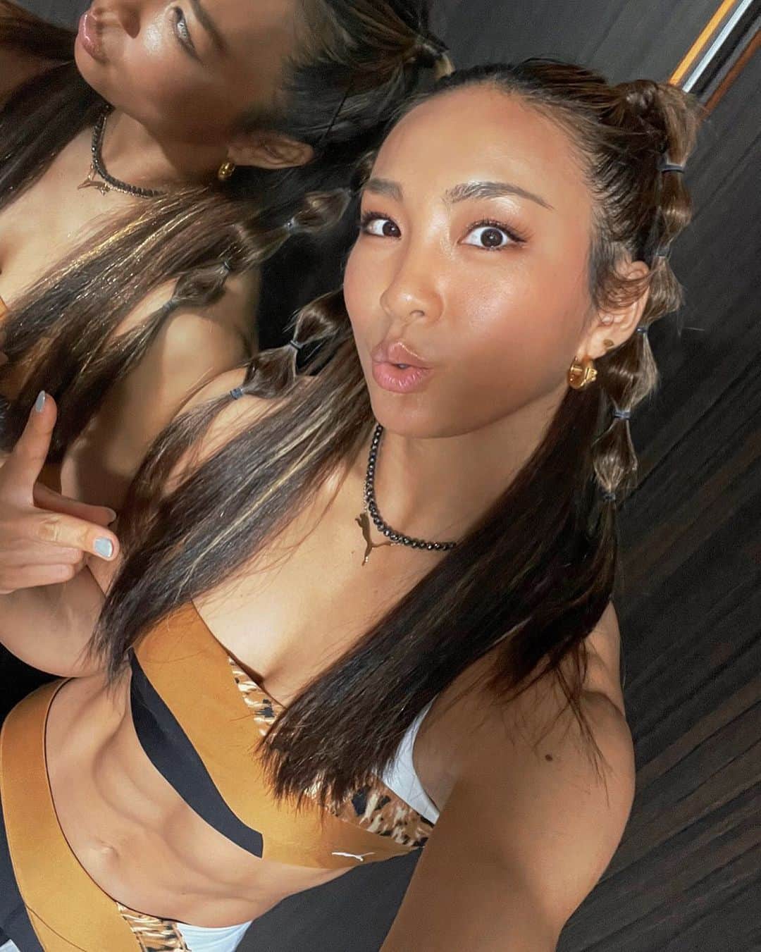 Aya（小山内あや）のインスタグラム：「昨日の衣装💛🧡🖤 サファリ柄のウエア。そして納豆ヘアーで🫢www」