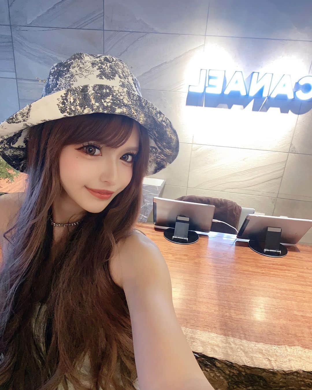 アンジェリカのインスタグラム：「💋💋💋 ┈┈┈┈┈┈┈┈┈┈┈┈┈┈┈┈┈┈┈┈ 昨日は美容‪𝐃𝐚𝐲‬にしたよｰ❤︎ ┈┈┈┈┈┈┈┈┈┈┈┈┈┈┈┈┈┈┈┈ 📍@luxen_shuto_new に染めてエク付けてもらって♡  📍@thesame_shibuya  で痩身マッサージ してもらって♡普段溜まってた浮腫みが取れて凄い身体が軽くなった🪄❤︎  📍@canael_beauty で最後ハイフと脱毛してもらってきた♡施術がはやいから少しの空き時間にも行きやすいかも👼🏼  ┈┈┈┈┈┈┈┈┈┈┈┈┈┈┈┈┈┈┈┈ こんな感じで美容‪𝐃𝐚𝐲‬でした〜💁🏼‍♀️🪞❤︎」