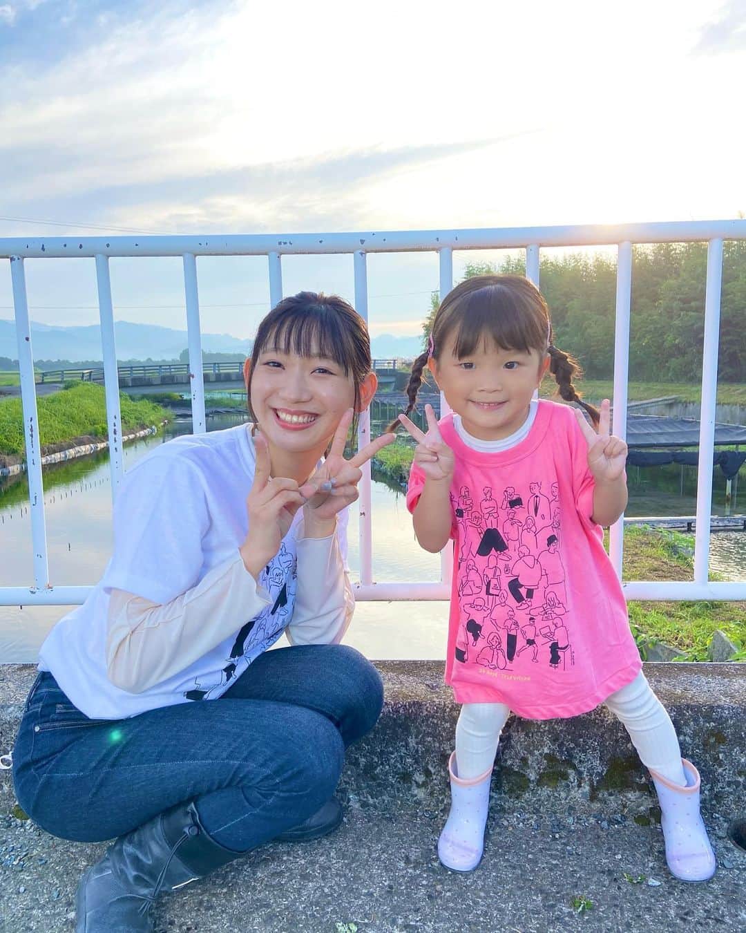 小林茉里奈のインスタグラム：「#24時間テレビ　伝説の家政婦志麻さんの "全国朝どれ食材 LIVEキッチン"で朝倉から生中継しました☺️✨  朝倉市の黄金川でしか天然のものはとれない"奇跡"の淡水海苔「川茸」をご紹介しました♪  とっても可愛いゲスト… #村方乃々佳 ちゃんと一緒にお届けしましたよ🌟  朝早かったですが、とっても元気でちょっぴりお姉さんでした🤭💓  階段をおりるときも 「私が守ってあげるから大丈夫よ！」って手を繋いでくれて、とっても頼もしい…かわいすぎる🥹💓  たくさんあそんでくれました😊 ののかちゃんありがとう🫶🏻  お揃いのハートのピンもつけてくれてかわいかったぁ🥰  #こっそり私も #後ろの方につけていました #26歳 #4歳 #おそろい  #24htv #福岡 #朝倉市 #朝倉 #黄金川 #川茸 #スイゼンジノリ #淡水海苔 #志麻さん #志麻さんレシピ #伝説の家政婦志麻さん #ののか #ののかちゃん #ののちゃん #アナウンサー #小林茉里奈」