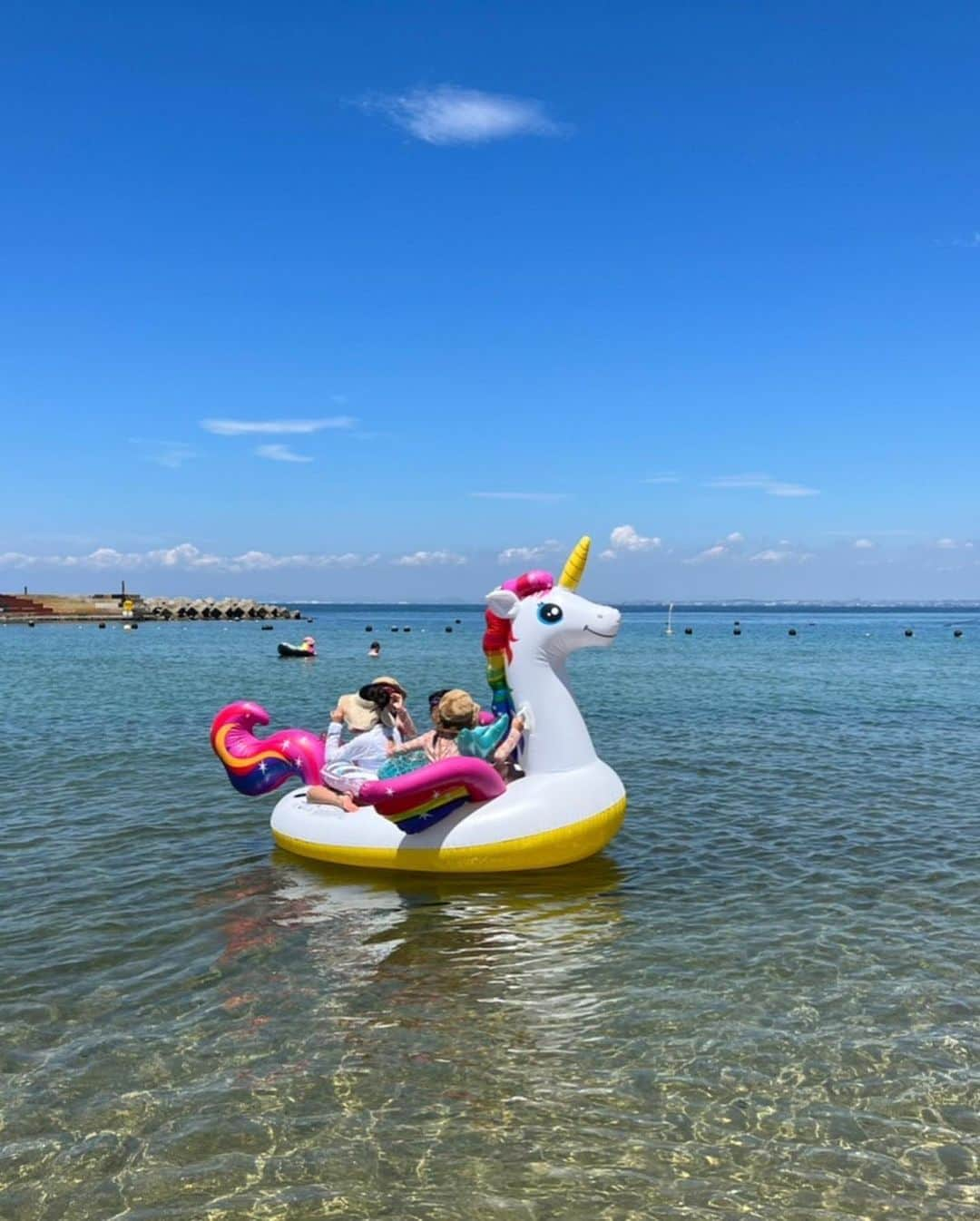 相沢紗世のインスタグラム：「夏休み終了〜🏖 #最後は海#プール付きビラ#5家族で誕生日会#食事は出張シェフ👨‍🍳#母達お疲れ様でした#新学期スタート🏫」