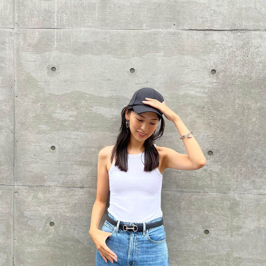 申真衣のインスタグラム：「☔️公園行けないけど、さあ何しようか🧢  top @toteme  jeans @slvrlake.denim  cap @lululemonjp  belt & bracelet @hermes  earrings @tiffanyandco」