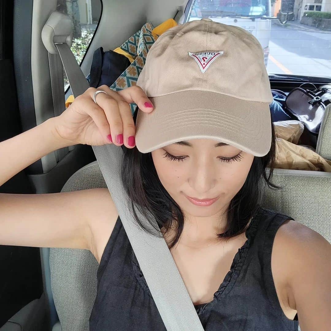 本仮屋リイナのインスタグラム：「８月最後の日曜日、いかがお過ごしですか？☕🍃 わたしは沖縄最終日☺️ 明朝帰ります～🧚🧚‍♀️すっかり遊び尽くしたので、まったり過ごしております🏠️ 📷️は、マンガ倉庫泡瀬店で買ったもの🧢✨ 大尊敬する女性がここで洋服のお買い物をされてると教えてくれたので、いってみました👗 #車のトランクに積み上げられた山の荷物 #明日持って帰ると思うと😇 #長男は初めてのゲームに夢中 #星のカービィ #沖縄 #okinawa」