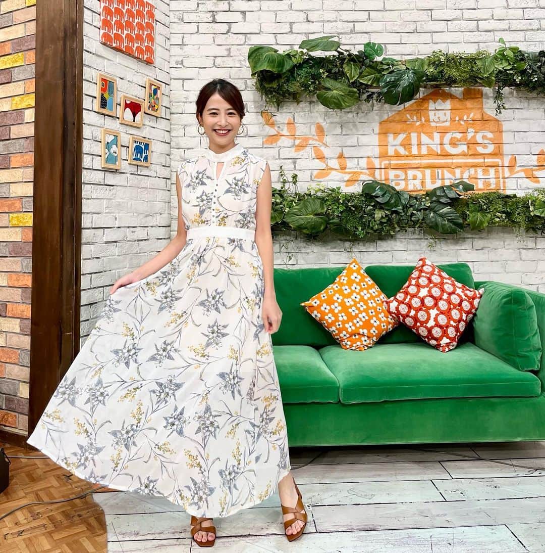 日比麻音子のインスタグラム：「王様のブランチ🕊  夏らしいお衣装もそろそろおわりですね  写真撮りながらでも スタイリストさんとおしゃべり🤣 いつも楽しい土曜日です🍃  #王様のブランチ」