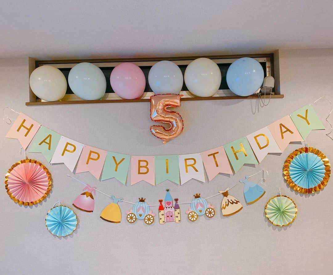 花里まなさんのインスタグラム写真 - (花里まなInstagram)「昨日、娘が5歳になりました👧誕生日が嬉しすぎて早朝3時に朝だよ〜❣️と起こされました😅  あっという間にもう5歳😳その早さに少し淋しい気持ちもありますが、これからも健康で心も身体も益々大きく成長してほしいです😊  #お誕生日おめでとう👧 #5歳女の子」8月28日 10時16分 - aiko_mana18