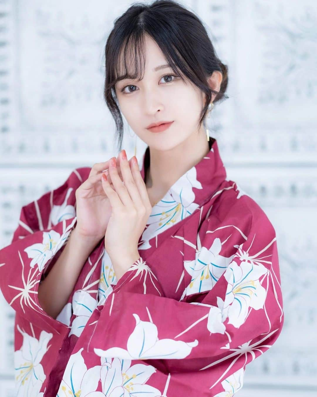 間宮みやのインスタグラム：「・ 百合の柄が可愛い浴衣👘 夏祭り行きたかったなぁ  A yukata with a lovely lily pattern.   #浴衣  #浴衣女子  #赤い浴衣   #はんなり  #日本の夏  #夏の装い   #被写体 #ポートレートモデル #コスプレイヤー   #ポートレート  #ポートレート撮影モデル」