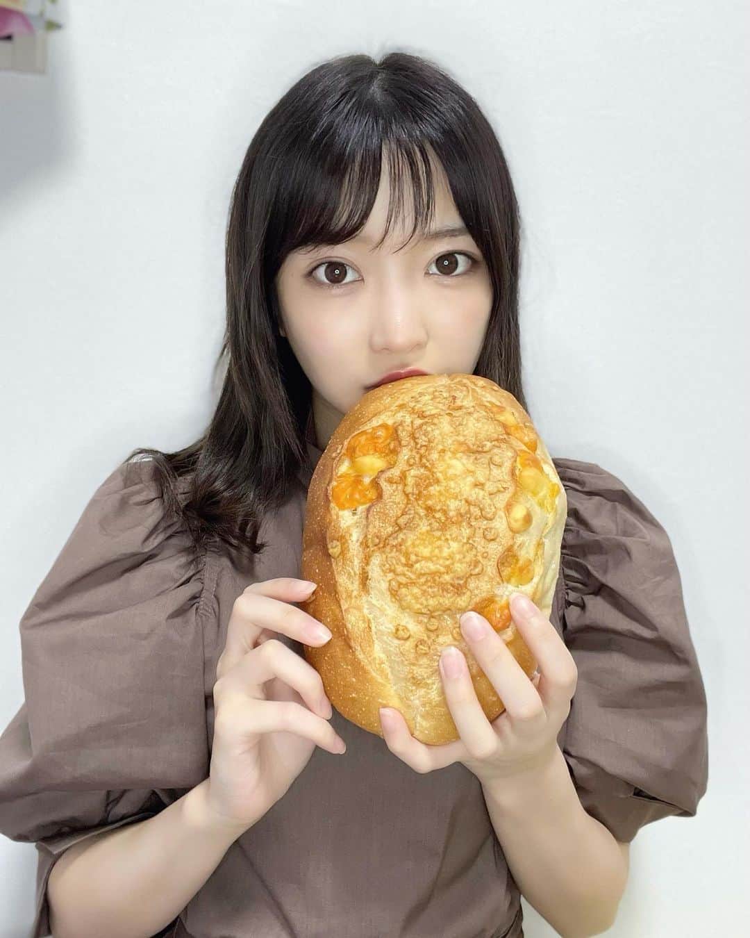 吉沢朱音さんのインスタグラム写真 - (吉沢朱音Instagram)「おはよう☀️🥖 ヴィドフランスのチーズパン🥰 焼き立てやけんたまに食べると美味しいの〜〜 . . onepiece: #snidel  . #パン #食いしん坊 #美味しいもの  #いっぱい食べる君が好き ？」8月28日 10時32分 - nesomagic72