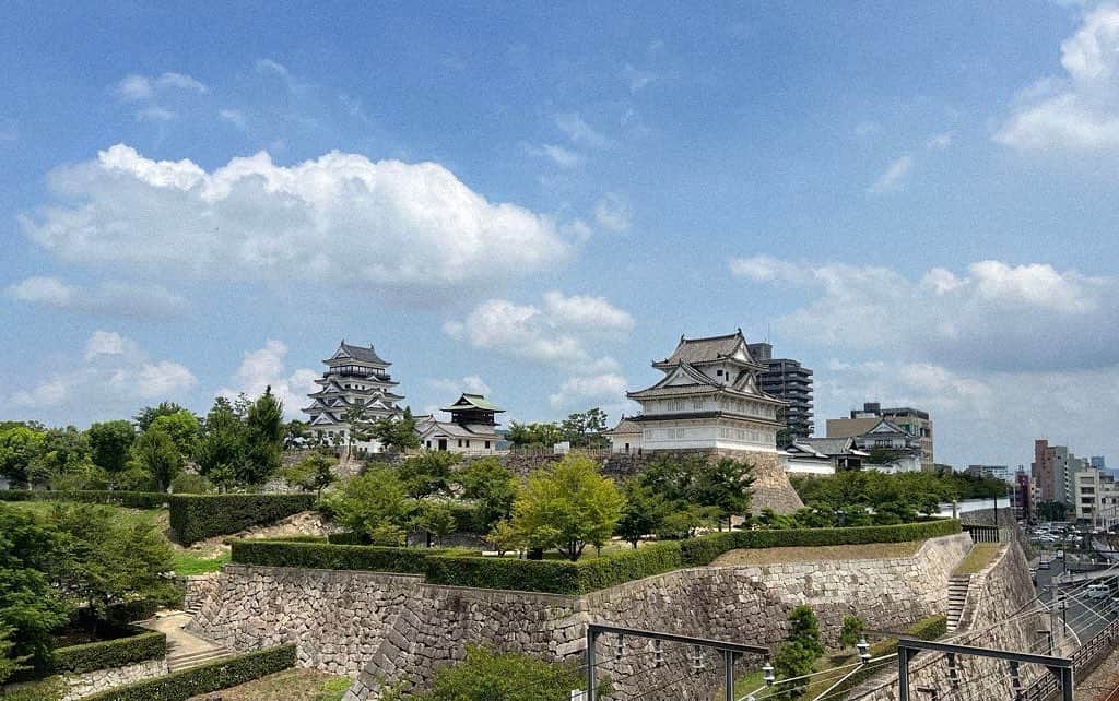 菜乃花のインスタグラム：「🏯福山城🏯  しばらく広島で撮影があったので終わってから地元の福山でまったりしてました☺️  福山駅に到着すると新幹線のホームからお城が見えるんですけど、ずっと改修工事してた福山城がついに出来ててテンションあがりました！裏側には鉄板張りがされてて黒くなってた！新鮮でかっこいい！  築城400年とゆうことで様々なイベントもされてました！ 離れてみるととても愛おしくて地元に帰ると近辺を観光したりラーメンを食べ歩いたりしてます……！  閉まってるお店がそのままになっているのが切ないので、 いつか地元でお店をやりたいです！」