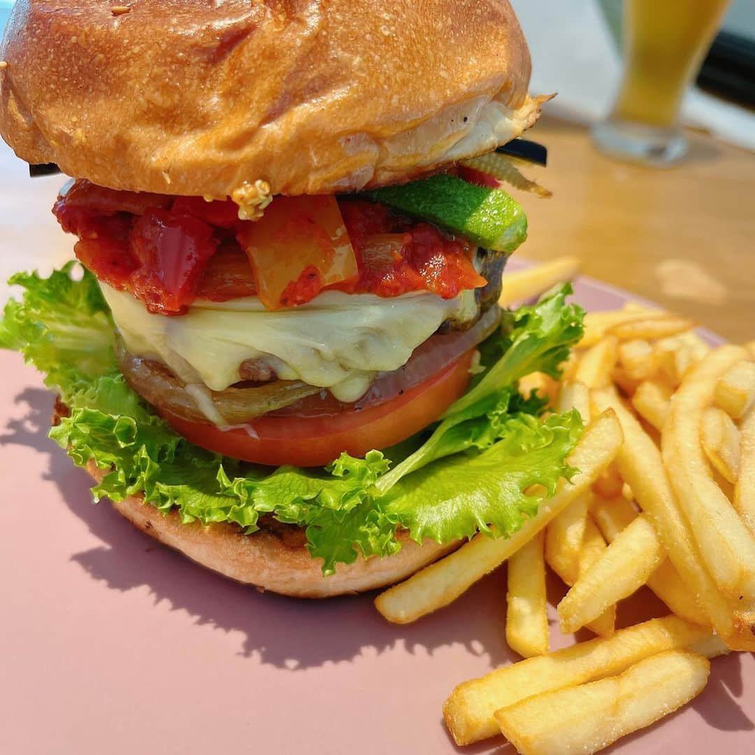 まゆみあずささんのインスタグラム写真 - (まゆみあずさInstagram)「📍bearfoot BURGER  ラタトゥユバーガーがめちゃくちゃ美味しかったです！ 夏野菜の水々しい食感を程よく残っていて重すぎないさっぱり食べれるハンバーガーでした🍔  江ノ島駅から徒歩で行けてアクセスもいいので、湘南にお越しの際は是非行ってみてください！」8月28日 11時48分 - mameko__k