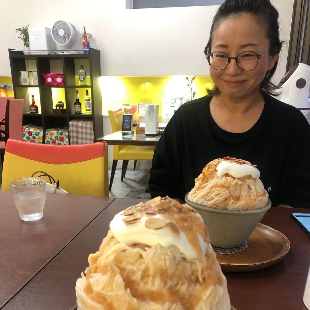 石川由香里のインスタグラム：「. 深谷さんと かき氷デートしてきました☻  かき氷って いつからか すごく高級なスイーツに なったじゃないですか！！！！！  だから、 庶民には なかなか手が出せないって 思っていたんですが…  深谷さんの インスタで 「チャイナッツのかき氷」を見て ビビビときたんです！！！！！  それは！ もう！ 絶対食べたい！！！！！  っで、 実現しました☻  控えめに言っても もう 最高！おいしい！の 連発でした。  深谷さんが 頼まれたのは フロランタン。  「あー、 チャイナッツと決めてきたのに フロランタンも めちゃくちゃ気になります！」 と言っていたら…  「じゃひとくちあげるね」と サラリと フロランタンを頼まれた 深谷さん。  かっこいい。  人のココロを 鷲掴みするって こういうことだなと、 またひとつ勉強になりました。」